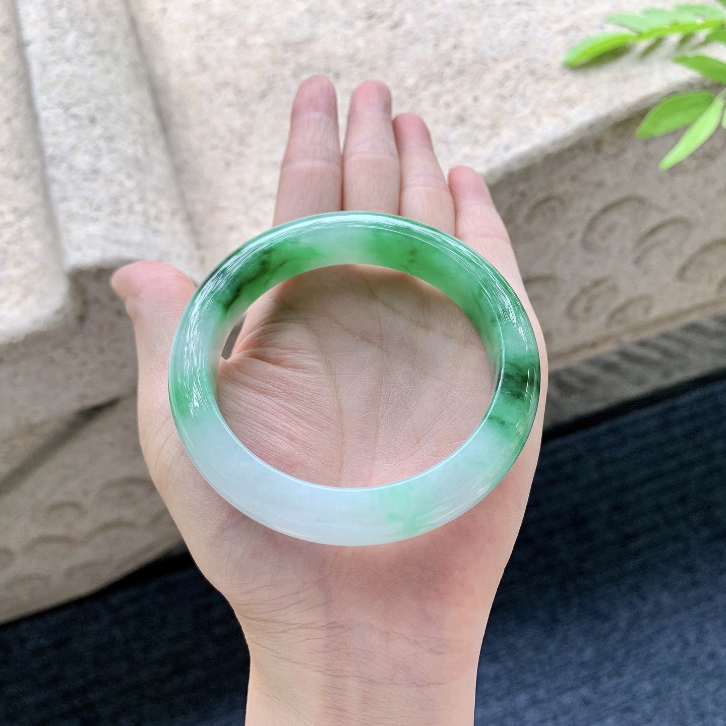 正圈58 59 圈口58.7/13.2/9.1 编码T1050917 描述糯冰飘辣绿，种老，细腻，无裂