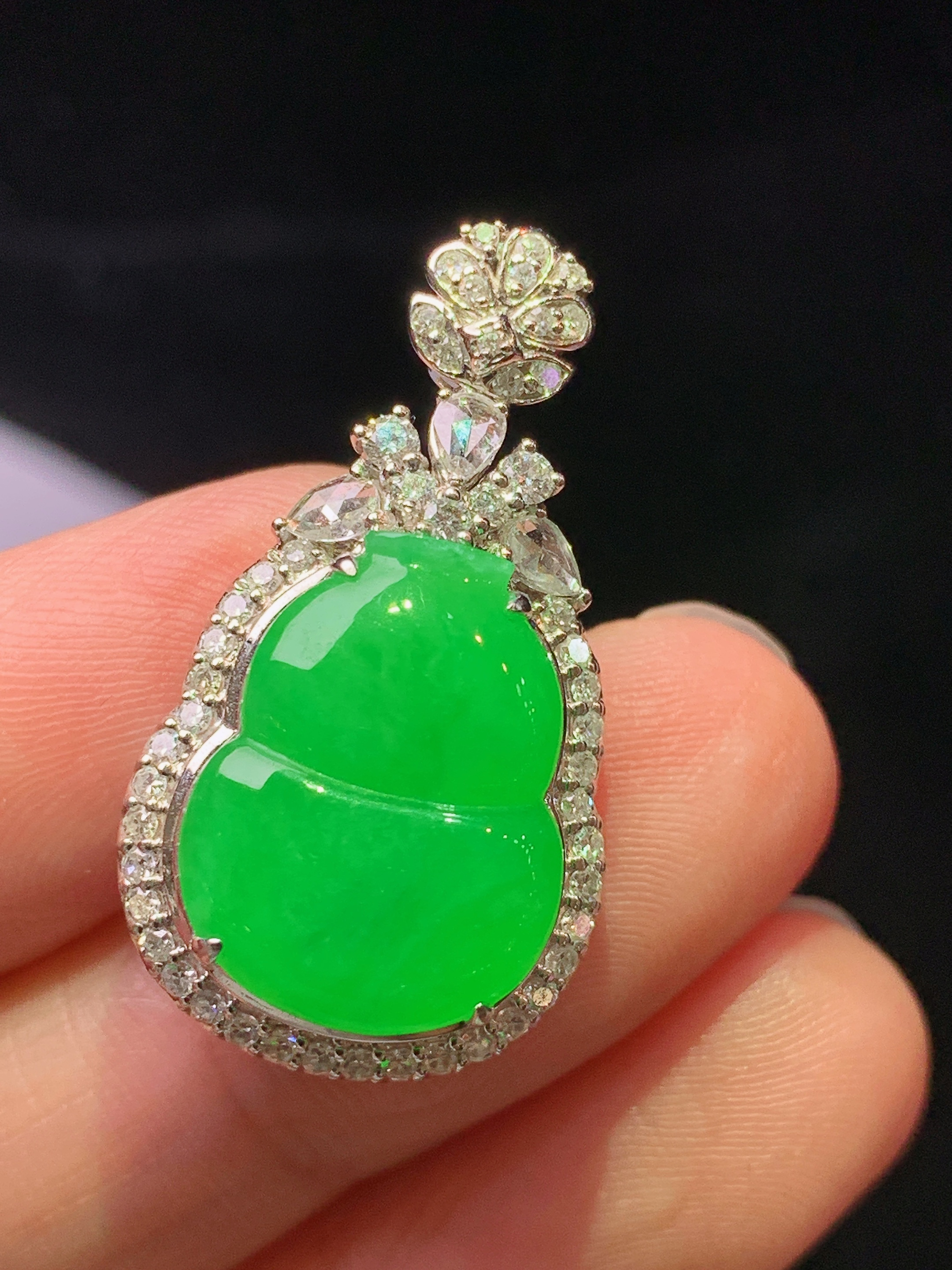 18k金钻镶嵌冰阳绿葫芦吊坠 玉质细腻 色泽艳丽清新 水润亮眼 整体尺寸29*16.2*9.8 h1