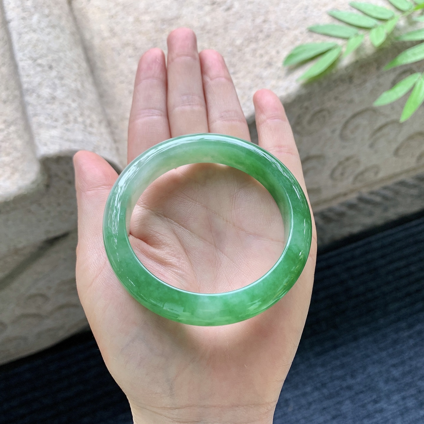 正圈53 54 圈口54.5/12.5/8.3 编码A1051016 冰糯辣绿，水润，种老，细腻，无裂