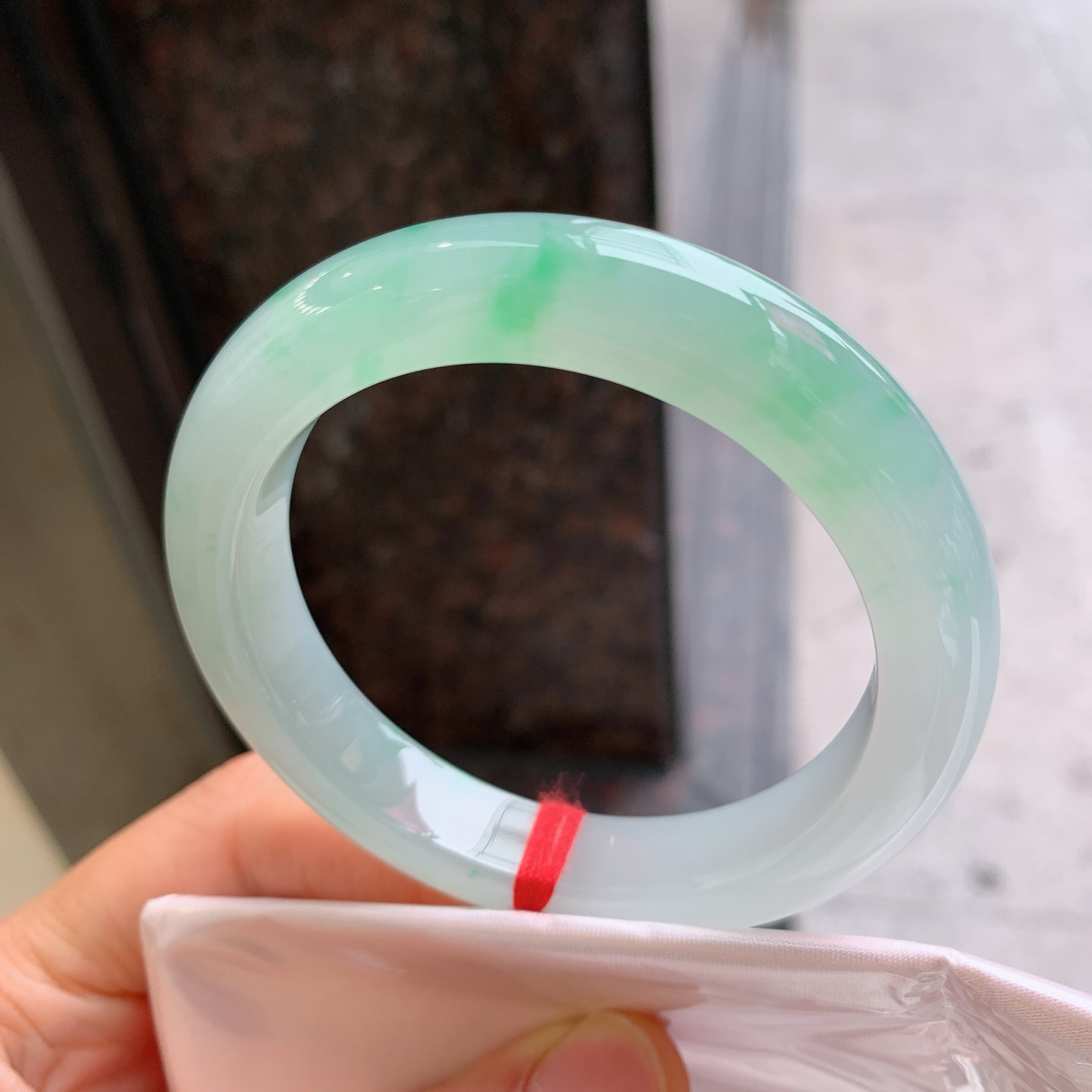 正圈冰飘绿 无裂 尺寸：55.2/11/9.2 细腻