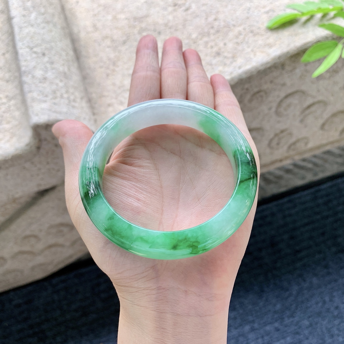 正圈58 59 圈口58.7/13.2/9.1 编码T1050917 描述糯冰飘辣绿，种老，细腻，无