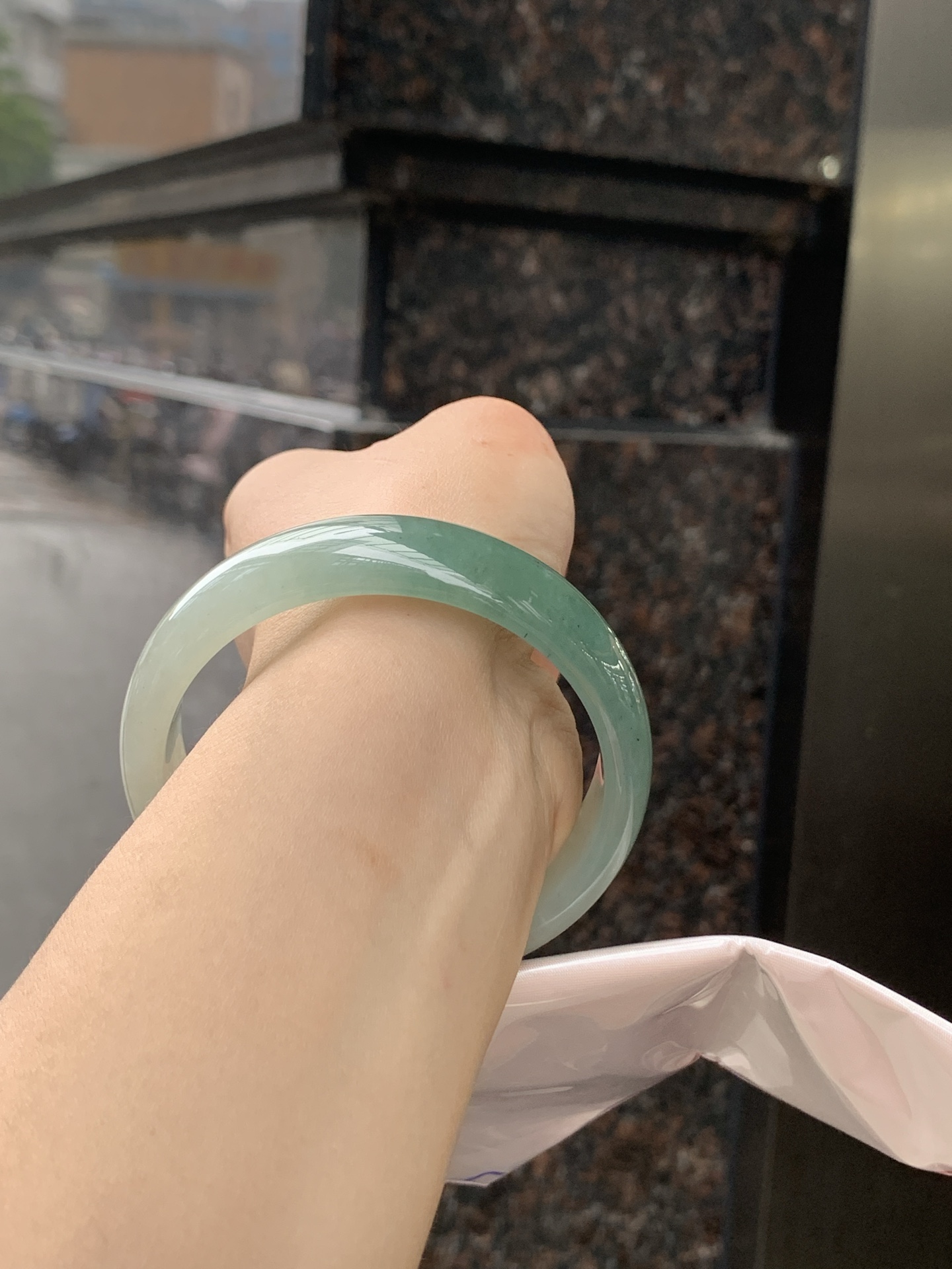 半山水宽版正圈 0509-N470-3 无裂，有矿点，底妆水润，半山半水天然意境，上手不挑皮，自带清冷感，低调不张扬，越看越有味道