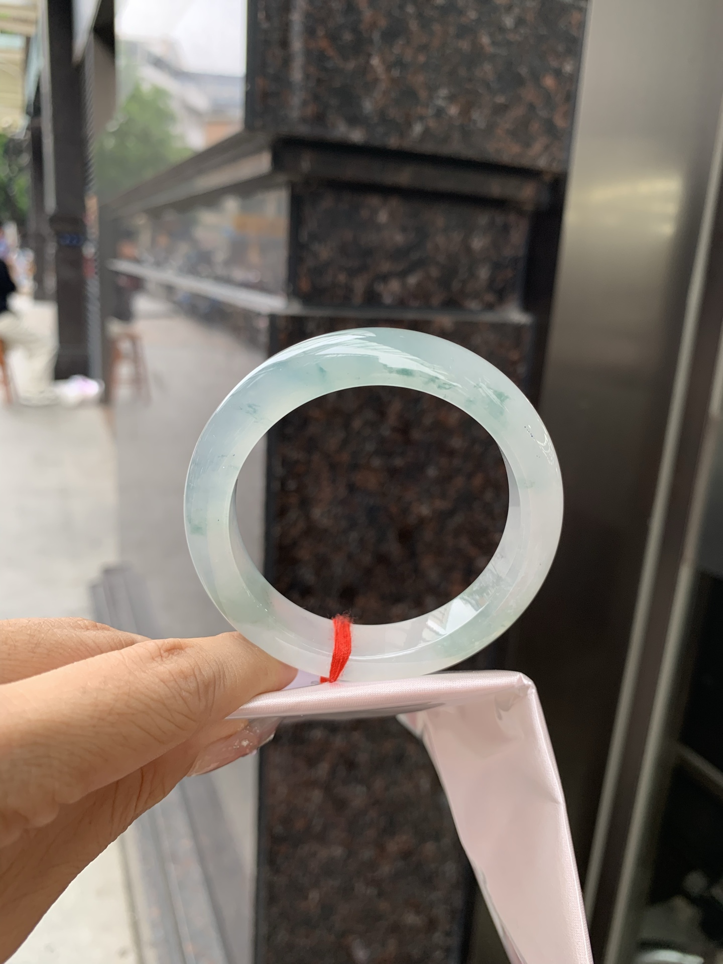 飘花正圈 52.5-8.4-11.7 0509-N667 无裂，底妆冰透起光，蓝花灵动飘逸，勾勒出一幅唯美诗意的山水意境画，古典优雅又秀气