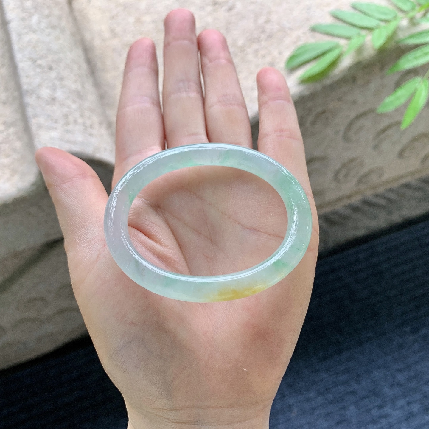 贵妃50 51 圈口51.3/40.5/7.4/7 编码MN051021 描述冰糯黄加绿，水润，种老