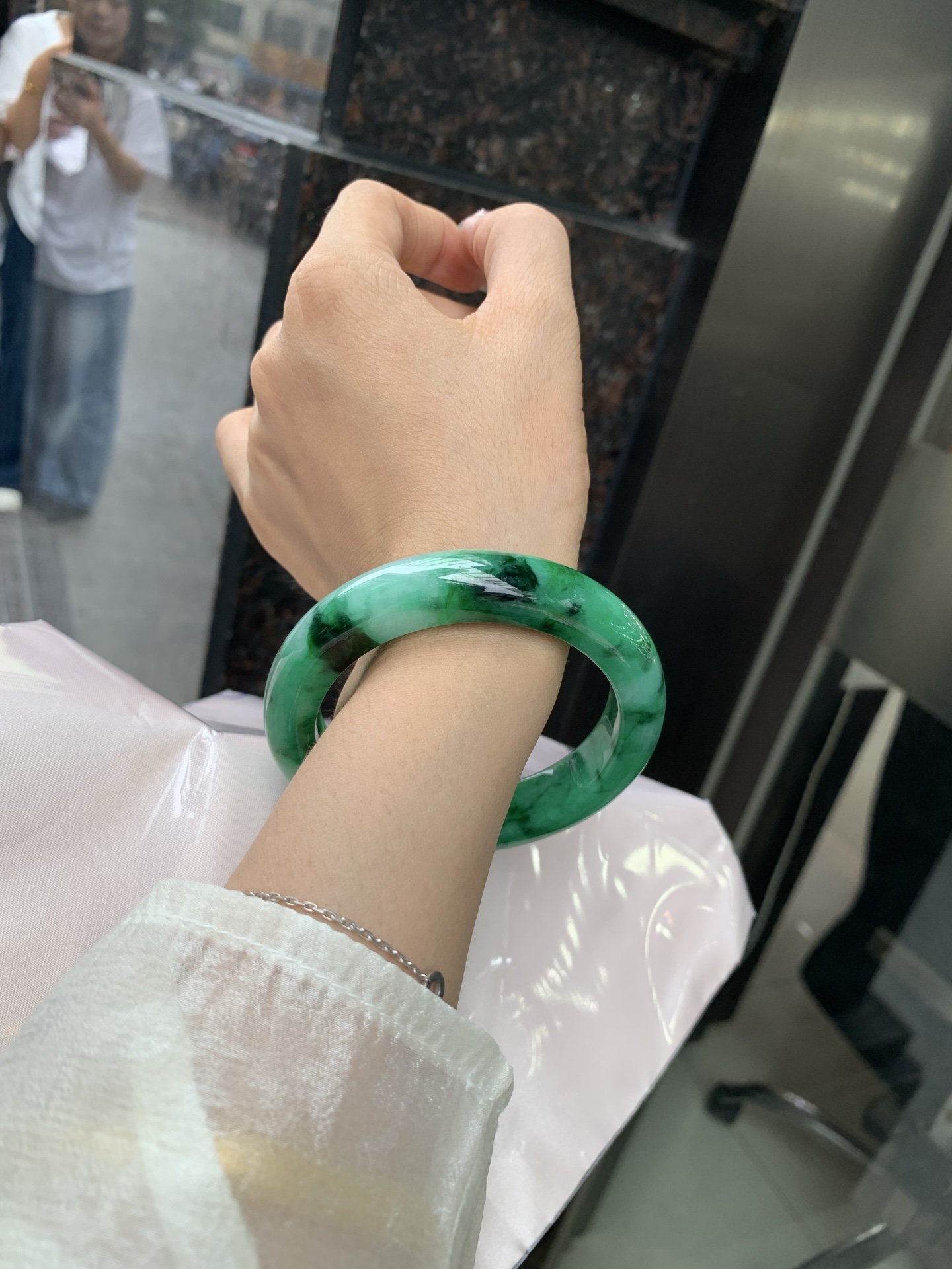 满绿正圈 58.7-10-13.3 0509-N670 打灯细纹，微底妆水润，满圈阳绿鲜艳青翠，色泽均匀分布，举手投足之间散发出来的贵气感