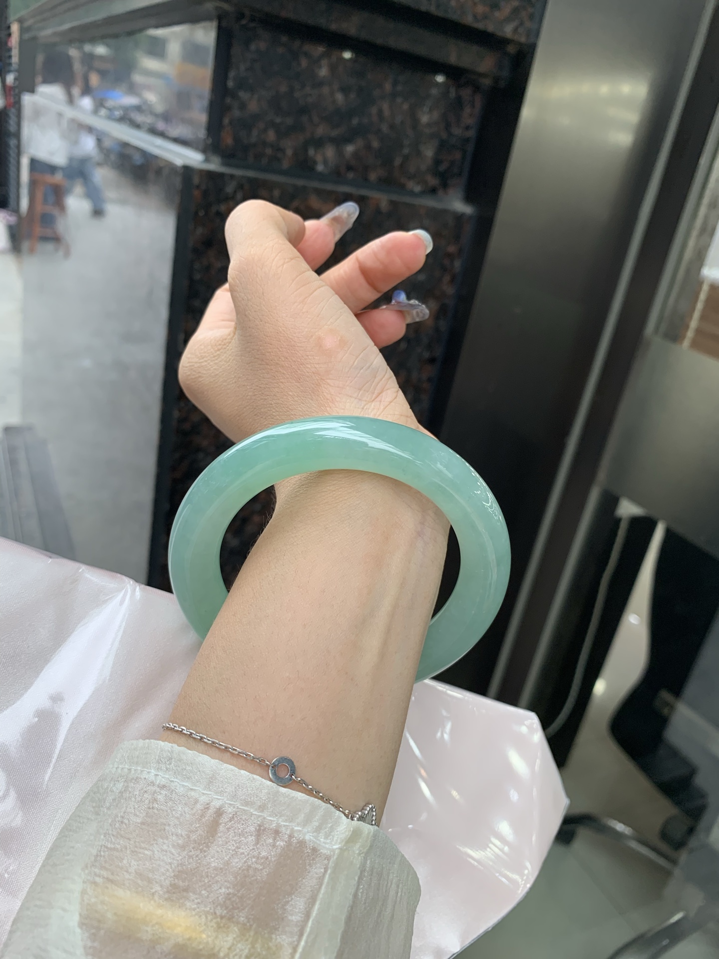 满果绿圆条 60.8-12-12.1 0509-N653 打灯细纹，底妆水润，宛如新鲜的青苹果，充满了生机与活力，满圈底色均匀，上手显白显气质，折射出迷人的光芒