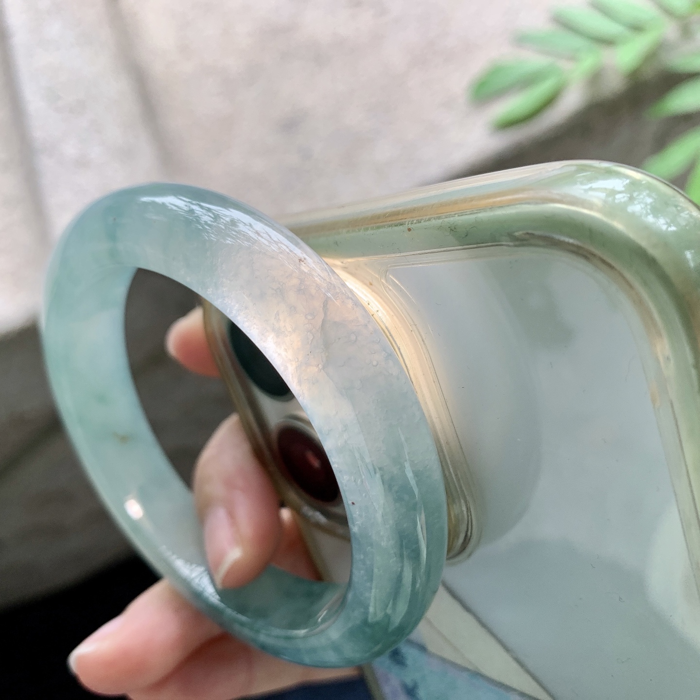 正圈54 55 【圈口】55.8/12.4/9 【编码】FL051025 【描述】冰糯飘花，水润，种老，细腻，打灯有纹线