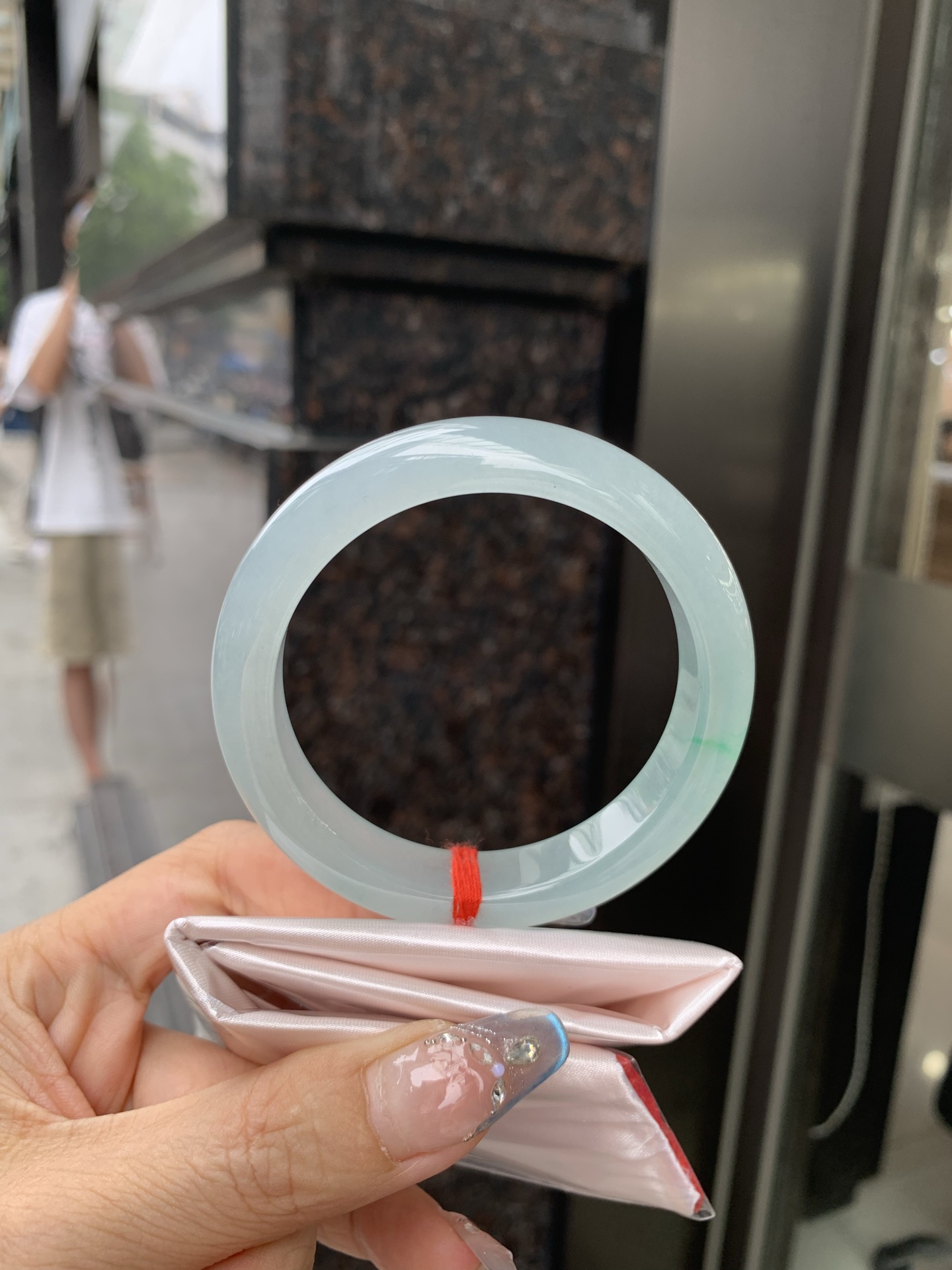 底妆冰润清透，飘你一抹金丝绿花，鲜艳得像新冒头的嫩芽，灵动清新，即柔和又充满生机。