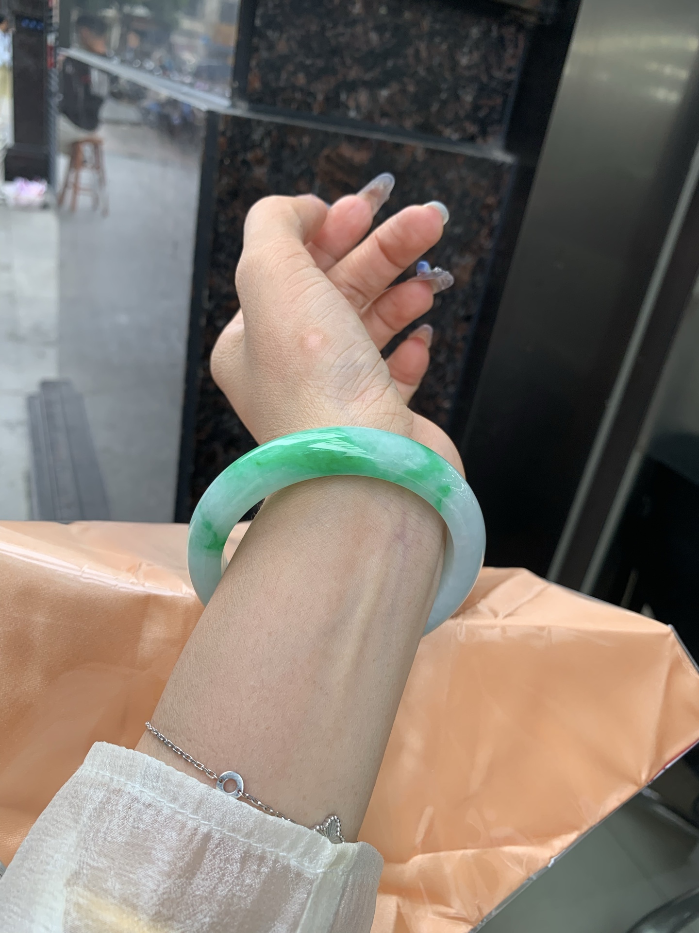白底青正圈 57-8.4-11.6 0509-N673 打灯细纹，不影响，底妆冰润，半圈阳绿花点缀腕间风华，干净纯净的底色上，一抹翠色肆意流淌，宛如春日里的繁华盛景