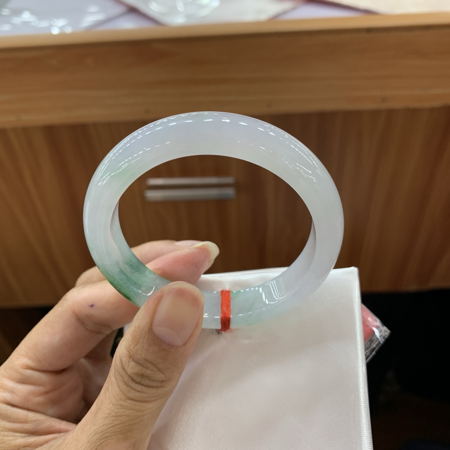 051011GXXY 飘绿正圈翡翠手镯 52-11-8.5