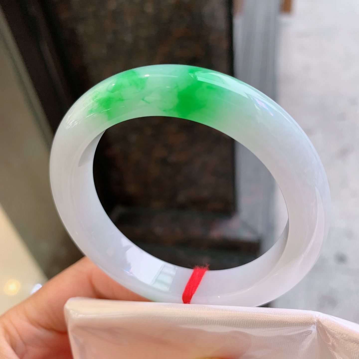 正圈飘绿 微瑕疵微扣 尺寸：52.8/11.4/9 清爽色辣