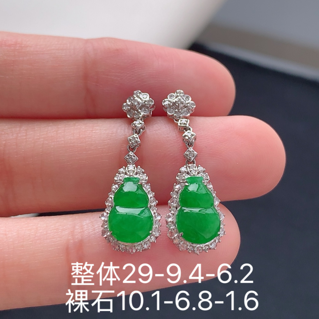 冰阳绿葫芦耳坠。色系温婉，种老水润细腻，佩戴精致气质 货号55506，29-9.4-6.2