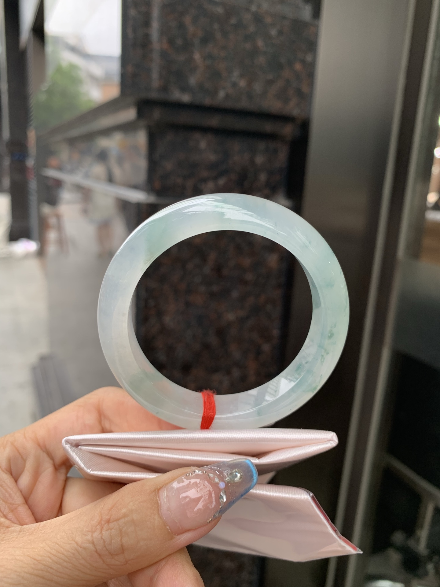 飘花正圈 52.5-8.4-11.7 0509-N667 无裂，底妆冰透起光，蓝花灵动飘逸，勾勒出一
