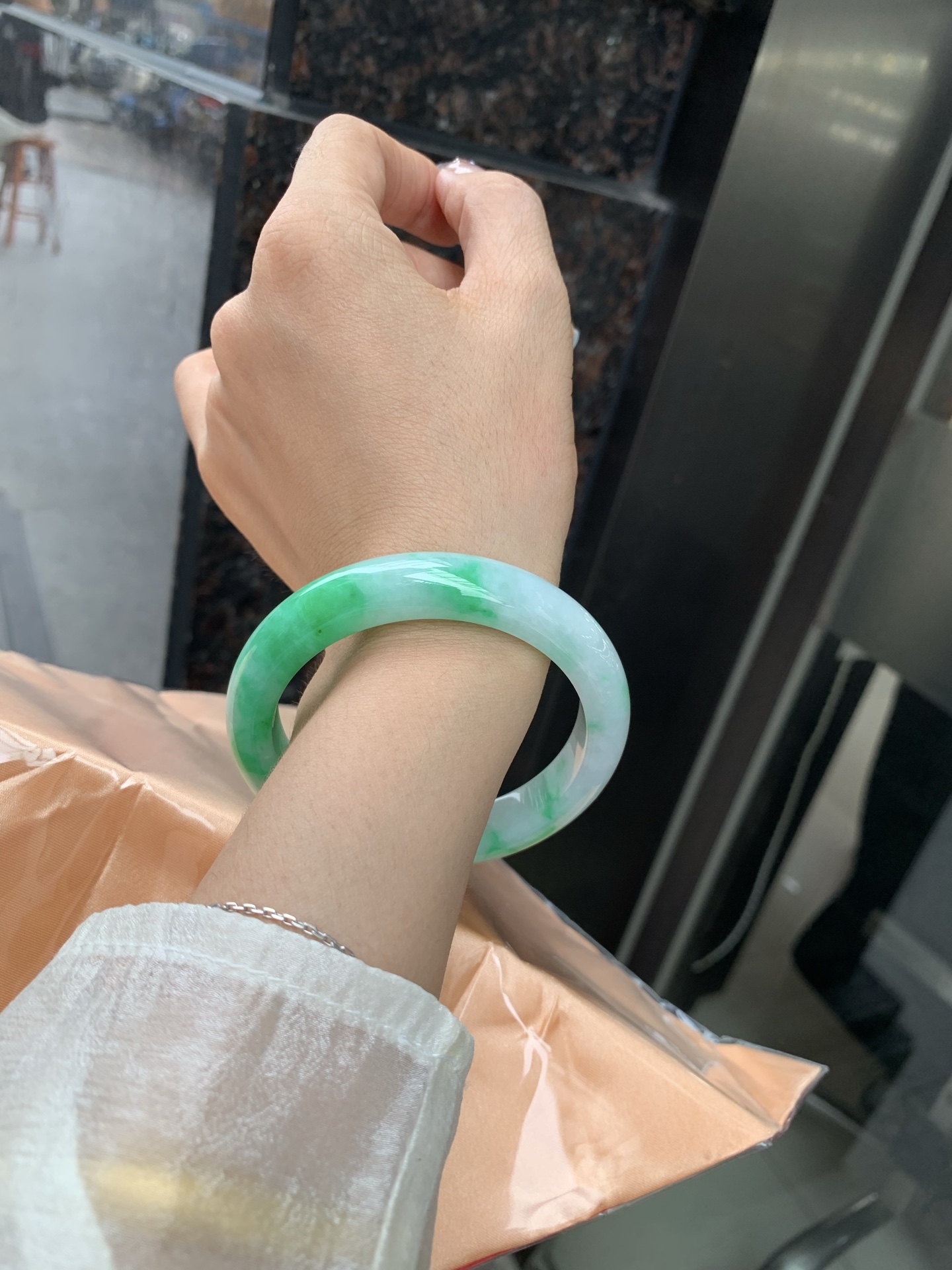 白底青正圈 57-8.4-11.6 0509-N673 打灯细纹，不影响，底妆冰润，半圈阳绿花点缀腕间风华，干净纯净的底色上，一抹翠色肆意流淌，宛如春日里的繁华盛景