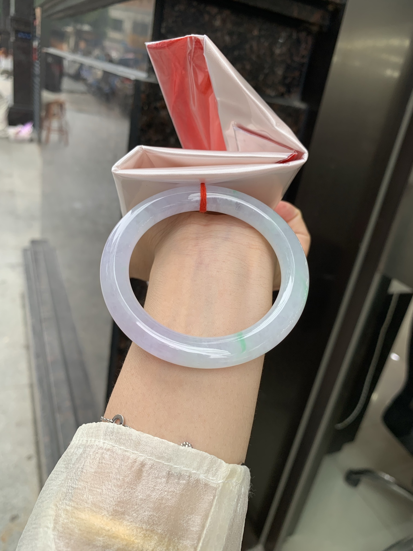 冰淡春彩圆条 0509-N648 打灯冰晶结构，细纹，底妆水润，淡淡粉底色和晴绿底搭配，如春天的繁华。在岁月的长河流转中绽放着独特的魅力，气质温婉而迷人。