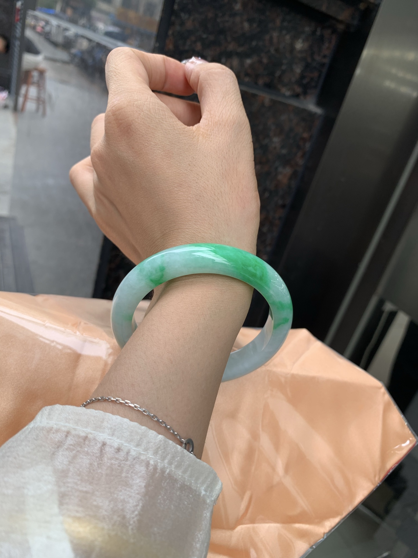 白底青正圈 57-8.4-11.6 0509-N673 打灯细纹，不影响，底妆冰润，半圈阳绿花点缀腕间风华，干净纯净的底色上，一抹翠色肆意流淌，宛如春日里的繁华盛景