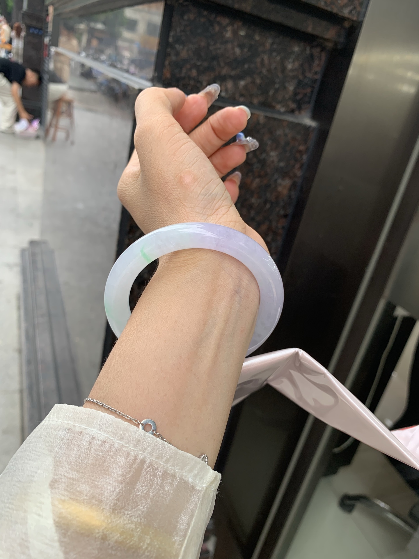 冰淡春彩圆条 0509-N648 打灯冰晶结构，细纹，底妆水润，淡淡粉底色和晴绿底搭配，如春天的繁华。在岁月的长河流转中绽放着独特的魅力，气质温婉而迷人。