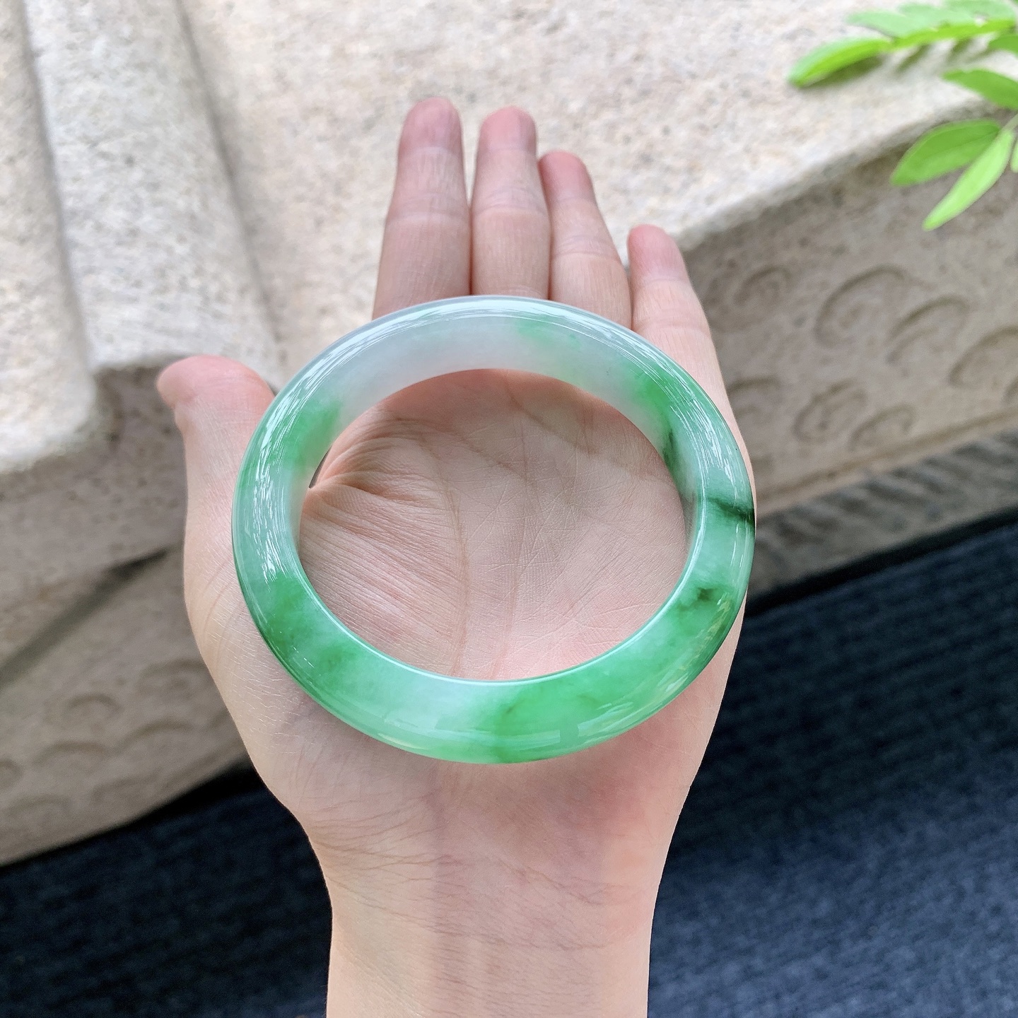 正圈58 59 圈口58.7/13.2/9.1 编码T1050917 描述糯冰飘辣绿，种老，细腻，无裂