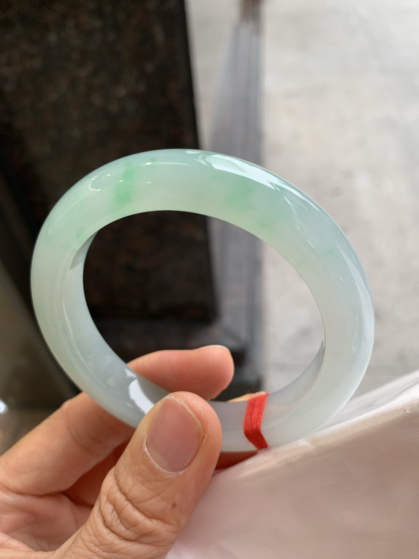 正圈冰飘绿 无裂 尺寸：55.2/11/9.2 细腻