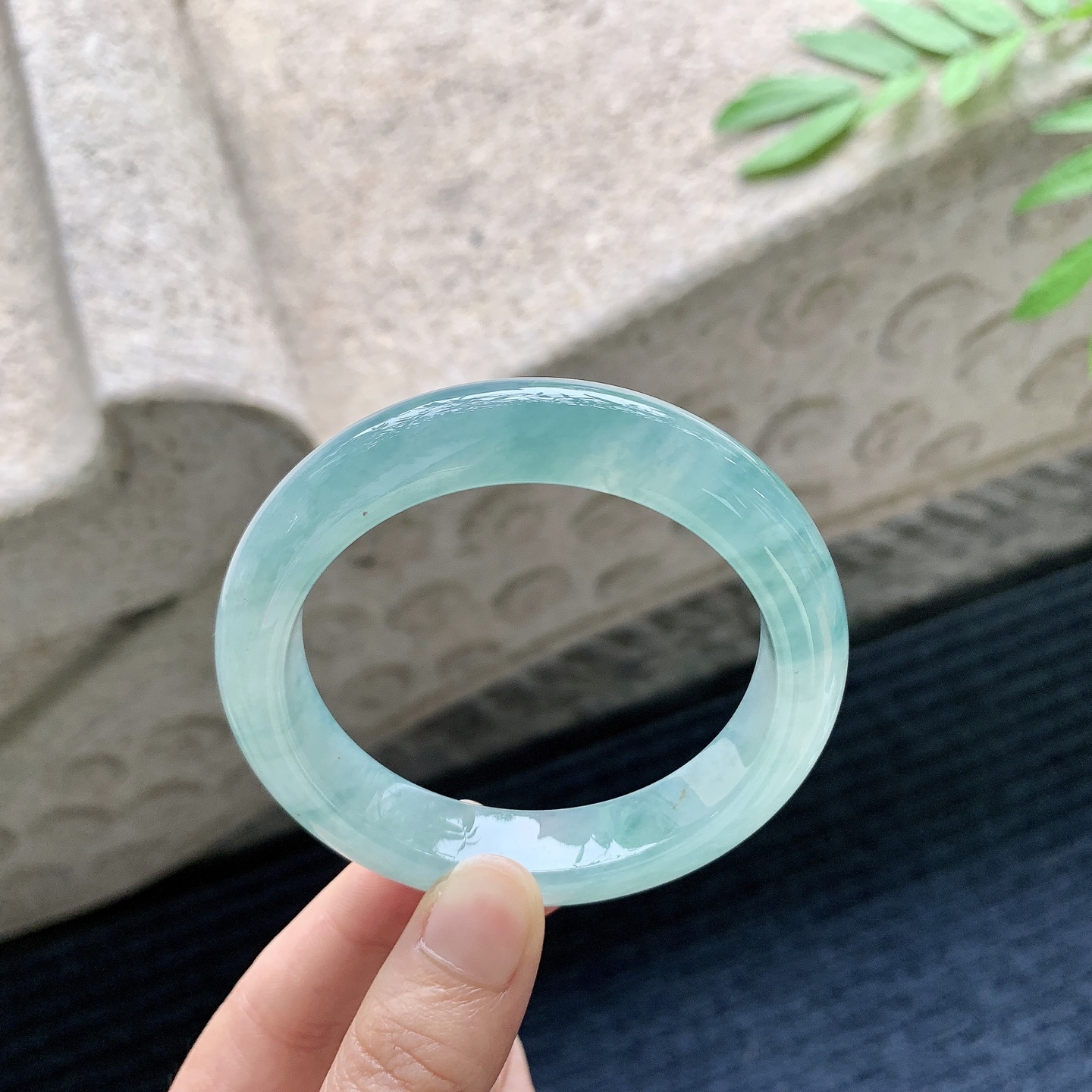 正圈54 55 【圈口】55.8/12.4/9 【编码】FL051025 【描述】冰糯飘花，水润，种老，细腻，打灯有纹线