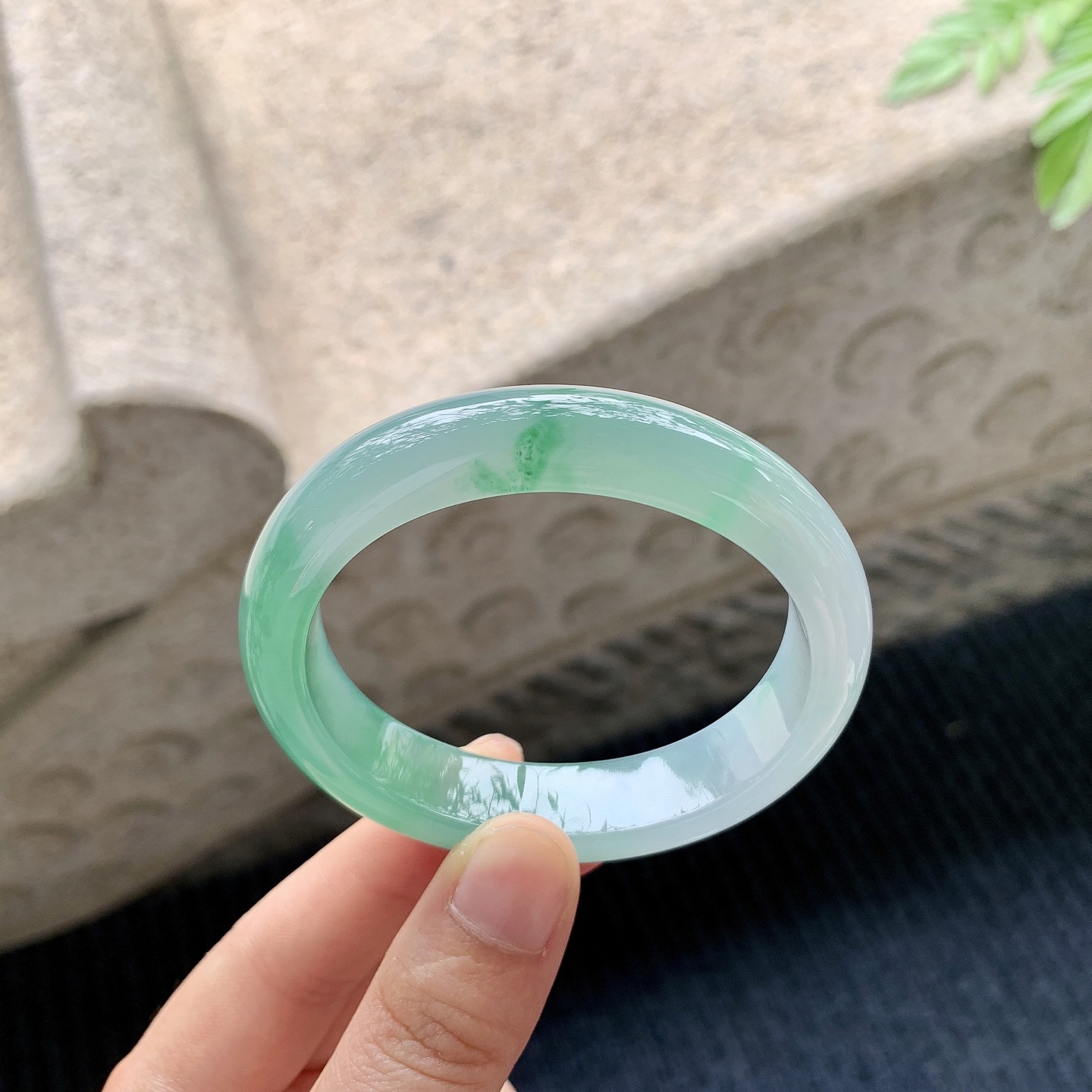 贵妃53 54 圈口54/46.8/13/8 编码A1051023 描述糯冰晴绿，水润，种老，细腻，打灯有棉线