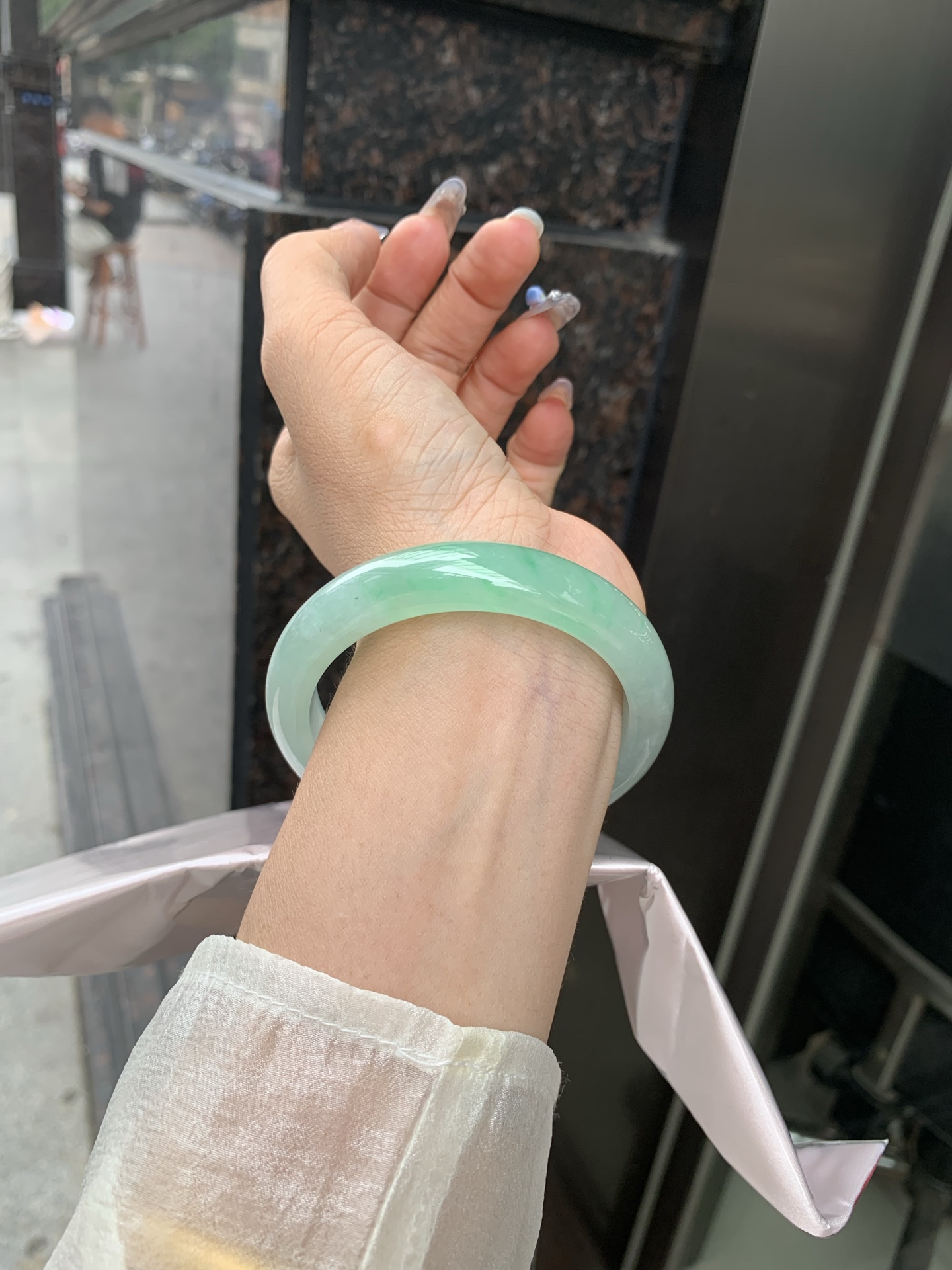 冰飘绿正圈 0509-N662 无裂，底妆冰润清透，一节金丝绿花，鲜艳得像新冒头的嫩芽，灵动清新，即柔和又充满生机