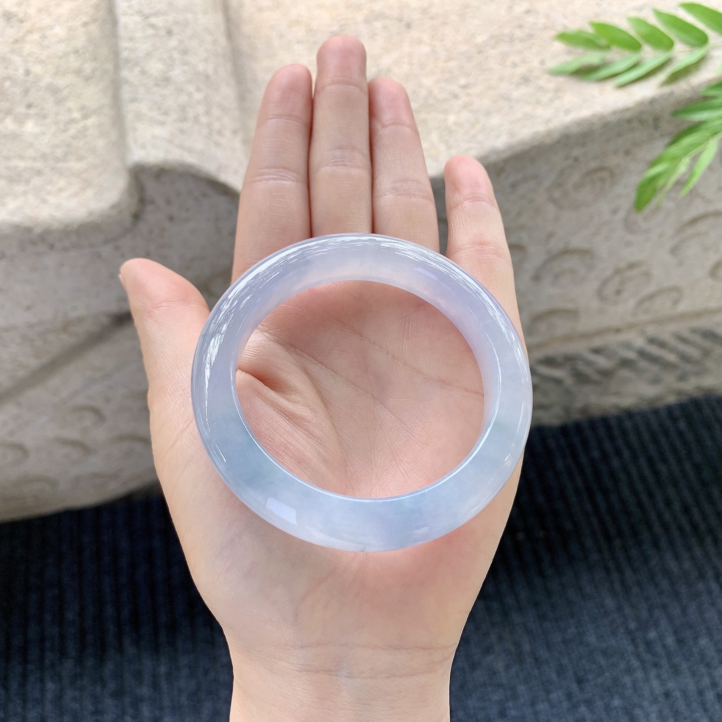 正圈52 53 【圈口】53.8/11/9 【编码】C5050281 【描述】冰糯，水润，种老，细腻，打灯有絮线