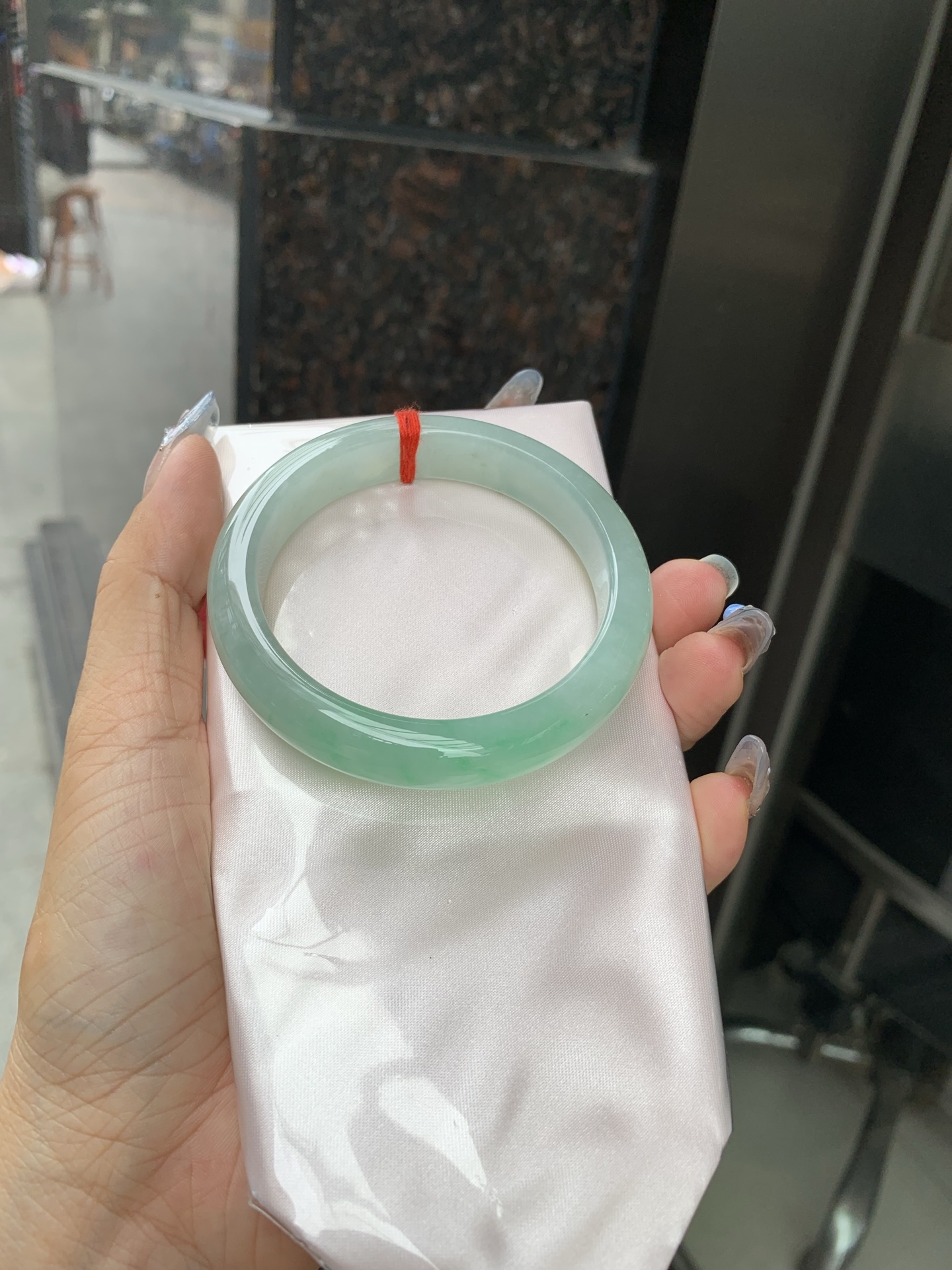 冰飘绿正圈 0509-N662 无裂，底妆冰润清透，一节金丝绿花，鲜艳得像新冒头的嫩芽，灵动清新，即柔和又充满生机
