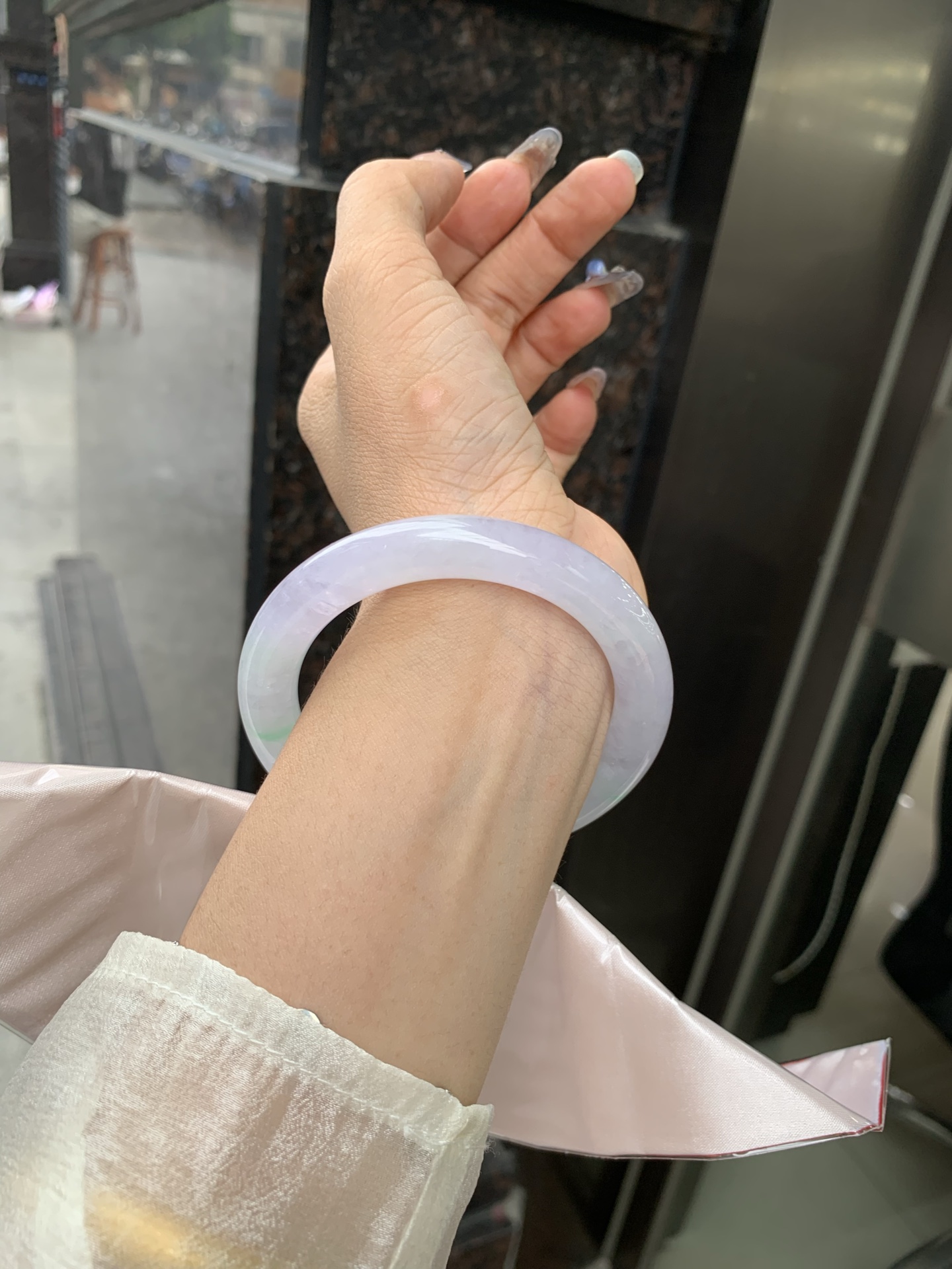 冰淡春彩圆条 0509-N648 打灯冰晶结构，细纹，底妆水润，淡淡粉底色和晴绿底搭配，如春天的繁华。在岁月的长河流转中绽放着独特的魅力，气质温婉而迷人。