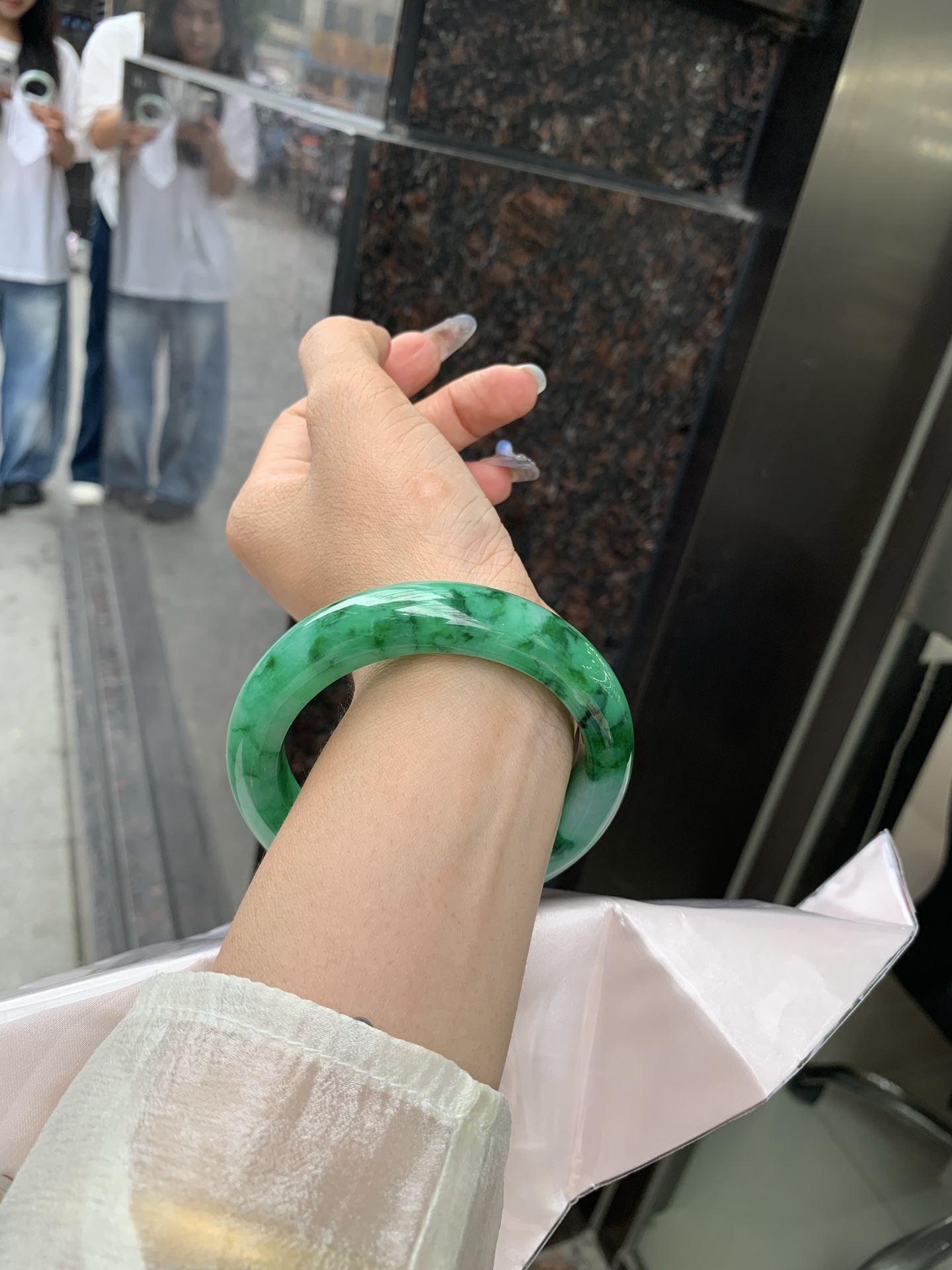 满绿正圈 58.7-10-13.3 0509-N670 打灯细纹，微底妆水润，满圈阳绿鲜艳青翠，色泽均匀分布，举手投足之间散发出来的贵气感
