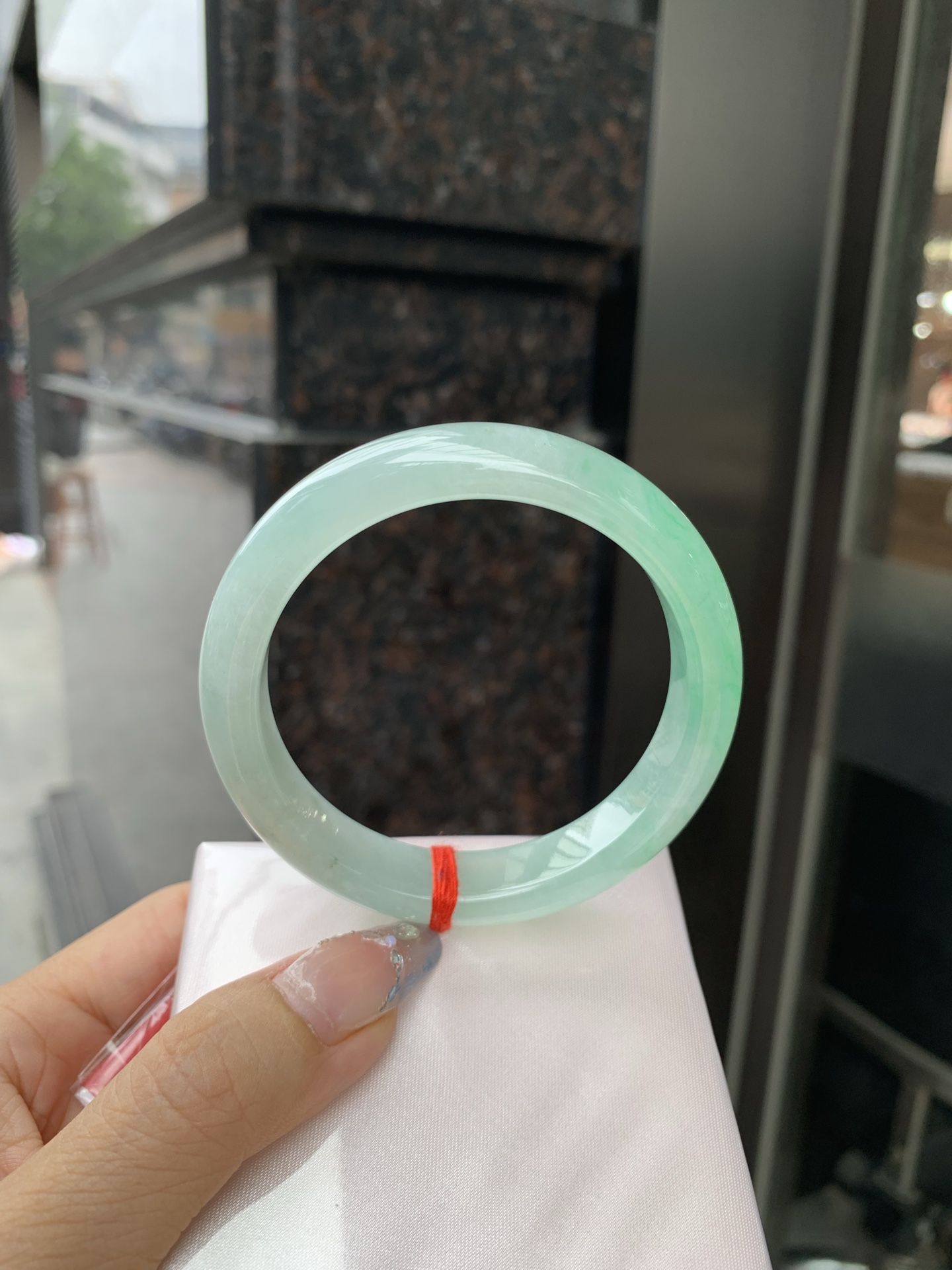 冰飘绿正圈 0509-N662 无裂，底妆冰润清透，一节金丝绿花，鲜艳得像新冒头的嫩芽，灵动清新，即柔和又充满生机
