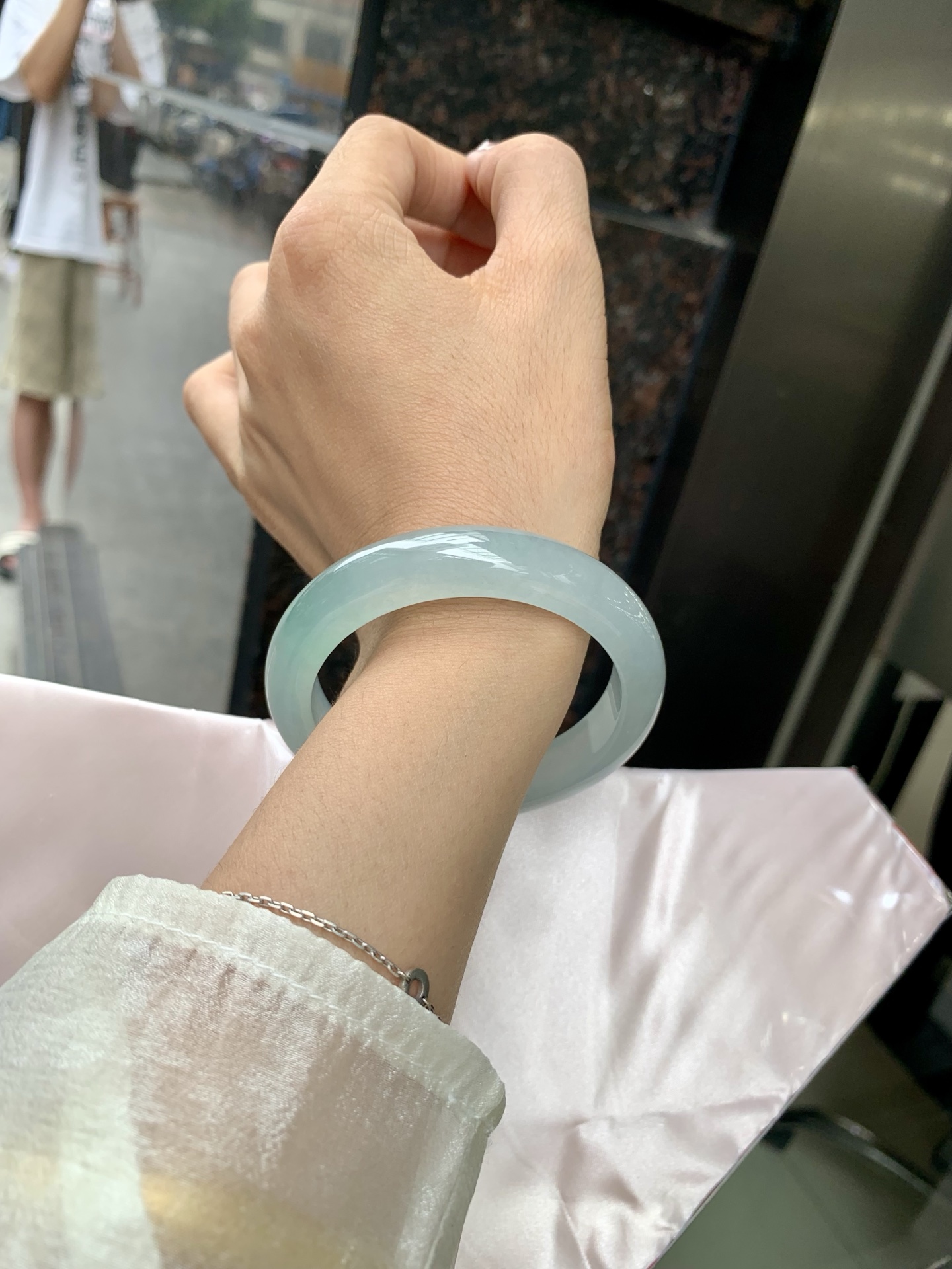 底妆冰润清透，飘你一抹金丝绿花，鲜艳得像新冒头的嫩芽，灵动清新，即柔和又充满生机。
