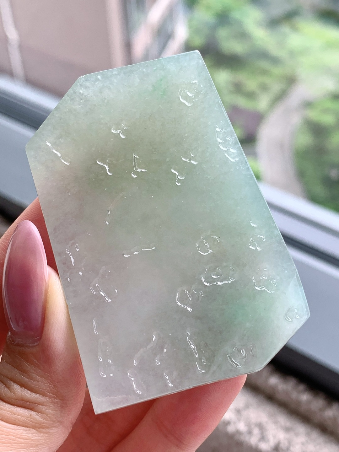 🫧 冰黄加绿/牌子料/片料/板料/特色料 可做牌子、人物、山水、动物、花件……等推荐参考 68.1-46.3-9.2 73.4克 材料优选 · 山光凝浅黛，水色映晴岚。 ·这方冰种晴底翡翠片料，如凝住了一汪春日山涧的浅流，清润通透的玉质上，几缕淡绿似山影、似波光，在浅淡底色间晕染开来，自带朦胧柔美的清和气韵。它种老肉细、水头充盈，经玉雕师巧手雕琢，可化为一方素雅的平安无事牌，以素面呈现这份天然之美，寓意岁月静好、平安顺遂；也可雕琢成简约的山水或禅意题材，尽显温润雅致的气质，象征心境澄明、自在无忧。