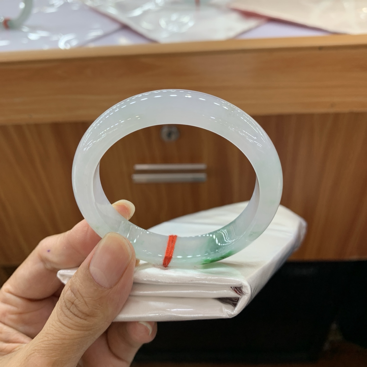 051011GXXY 飘绿正圈翡翠手镯 52-11-8.5
