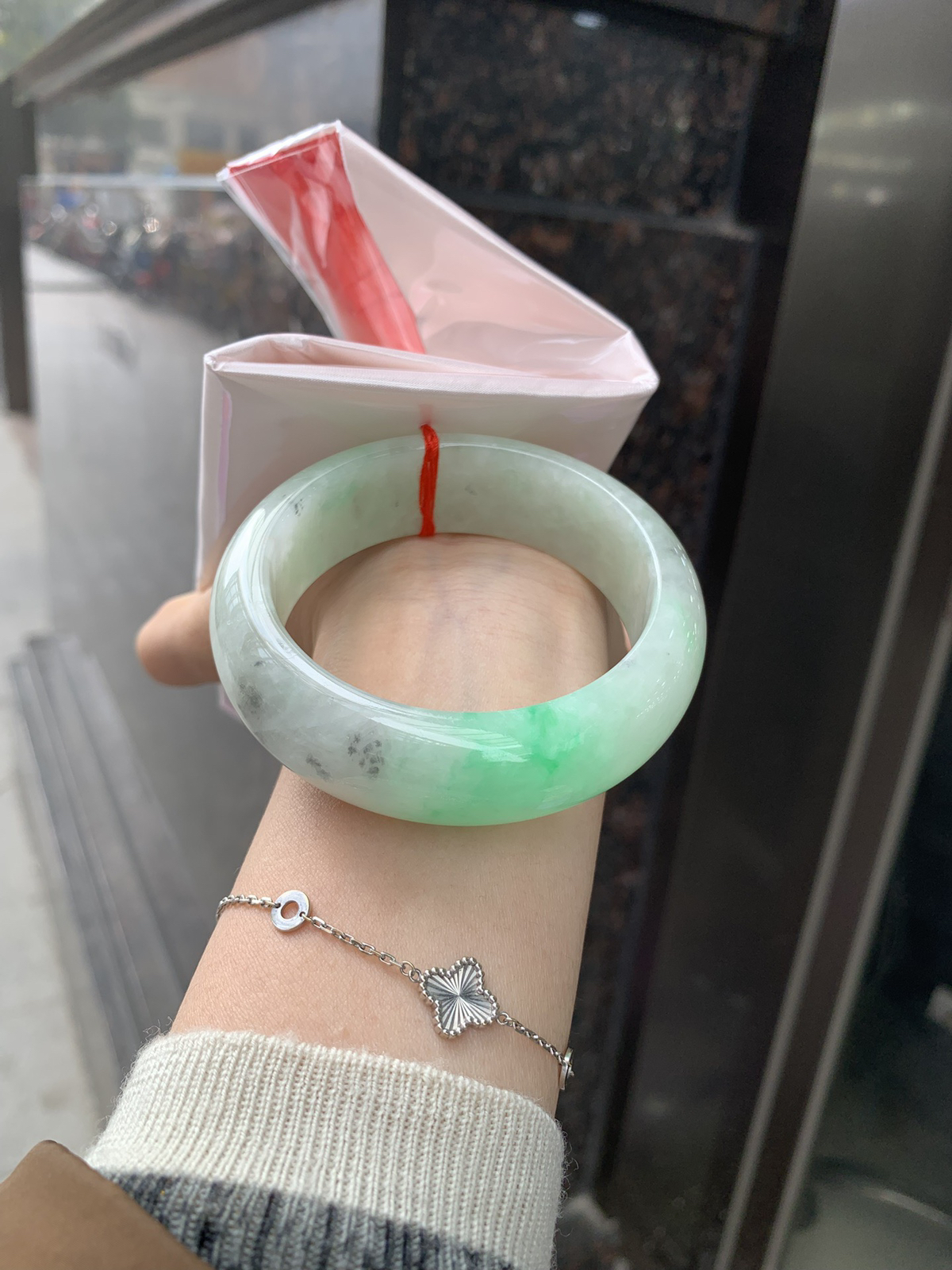 阳绿乌鸡宽版正圈
55.2-8.9-18.7
打灯细纹，底妆水 润细腻，阳绿花色点缀，像春日山林中最耀眼的生机，明艳张扬，活力满满，乌鸡部分恰似墨韵在腕间晕染，神秘深邃，宛如夜空，二者结合，碰撞出别样火花，每一处都是大自然鬼斧神工。