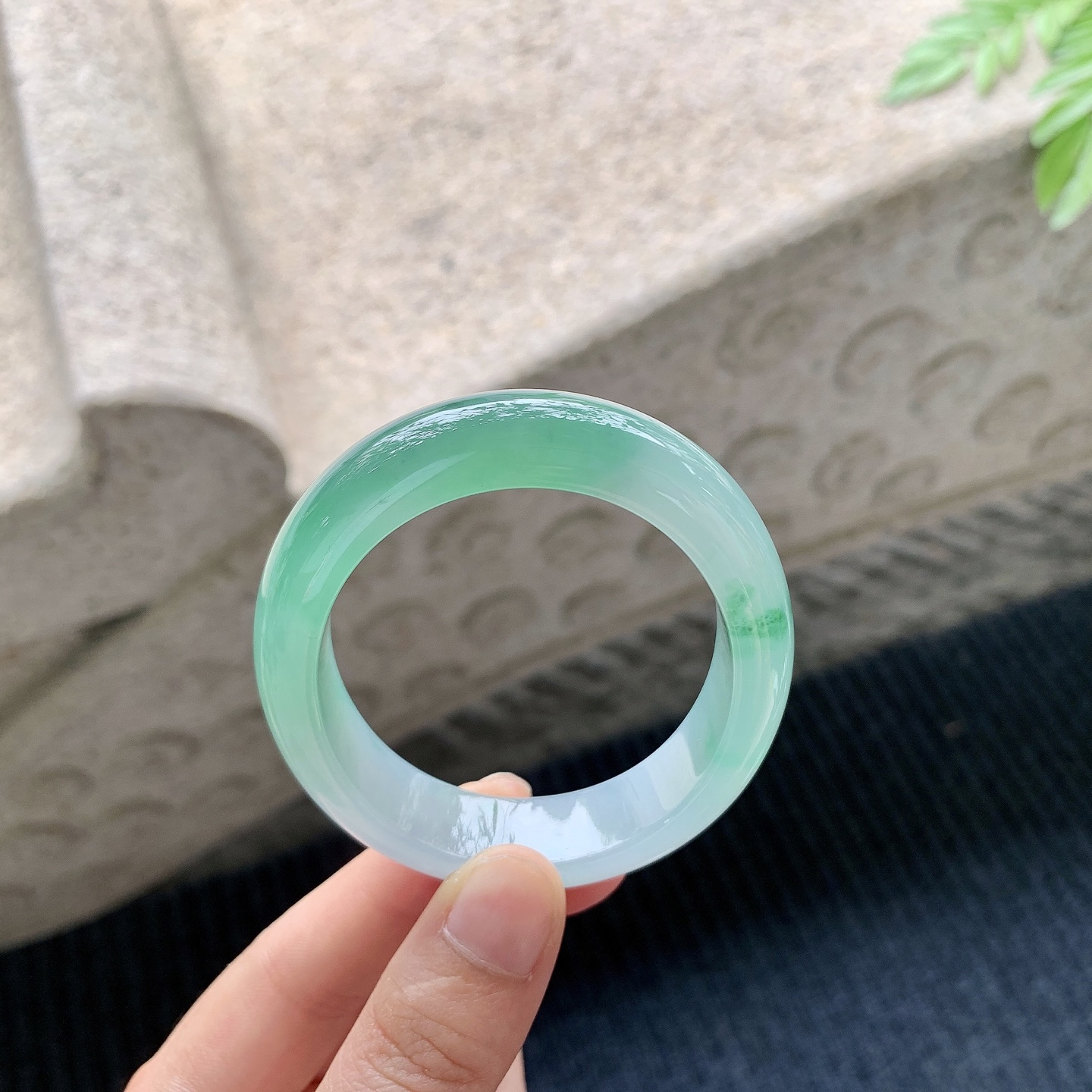 贵妃53 54 圈口54/46.8/13/8 编码A1051023 描述糯冰晴绿，水润，种老，细腻，打灯有棉线