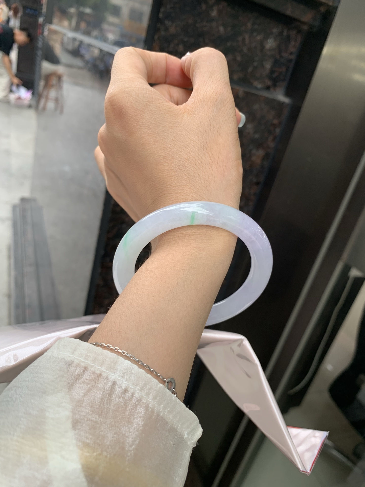 冰淡春彩圆条 0509-N648 打灯冰晶结构，细纹，底妆水润，淡淡粉底色和晴绿底搭配，如春天的繁华。在岁月的长河流转中绽放着独特的魅力，气质温婉而迷人。