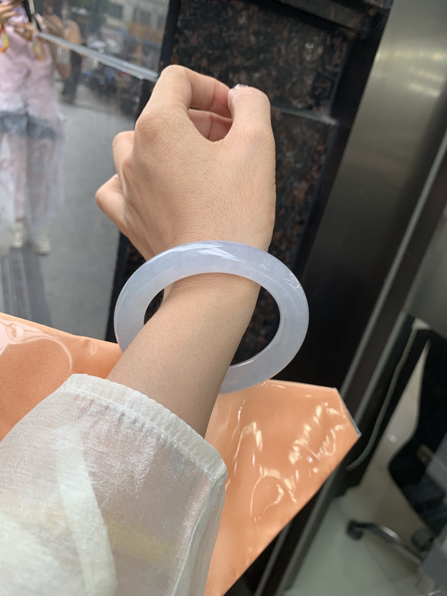 白冰圆条 57.7-11.9-12.2 0509-N470-1 无裂，底妆冰润，一腕清透，不挑肤色年龄，时尚简约，无色亦动人