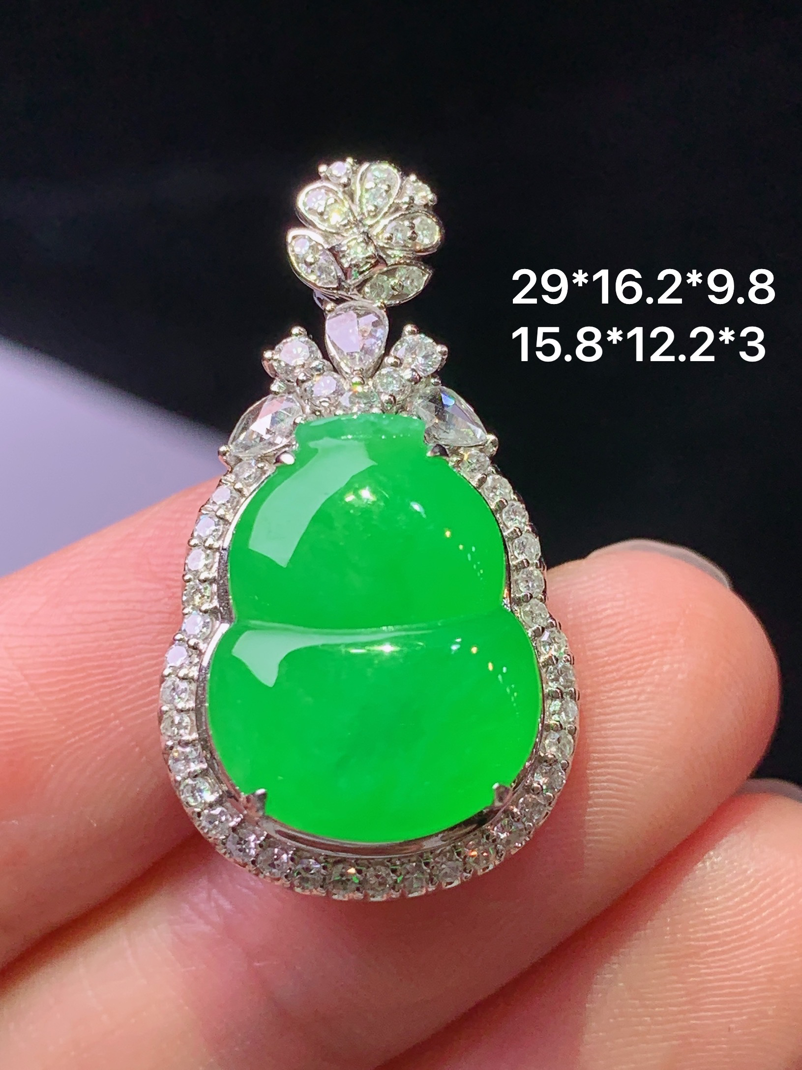 18k金钻镶嵌冰阳绿葫芦吊坠 玉质细腻 色泽艳丽清新 水润亮眼 整体尺寸29*16.2*9.8 h1