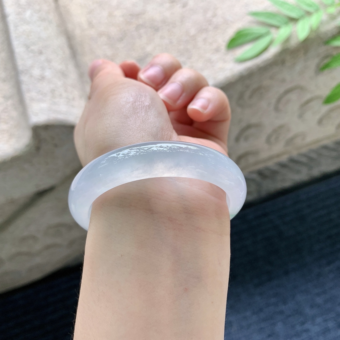 正圈50 51 【编码】MN051022 糯冰飘绿，水润，种老，细腻，无裂