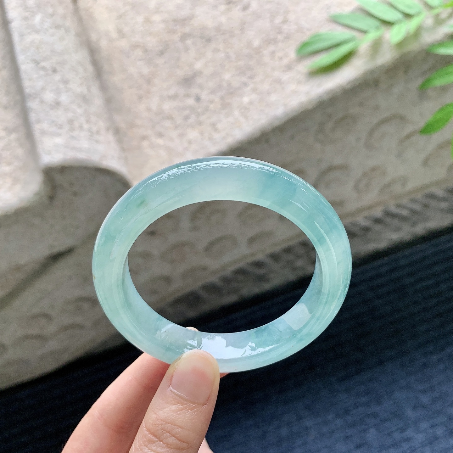正圈54 55 【圈口】55.8/12.4/9 【编码】FL051025 【描述】冰糯飘花，水润，种老，细腻，打灯有纹线