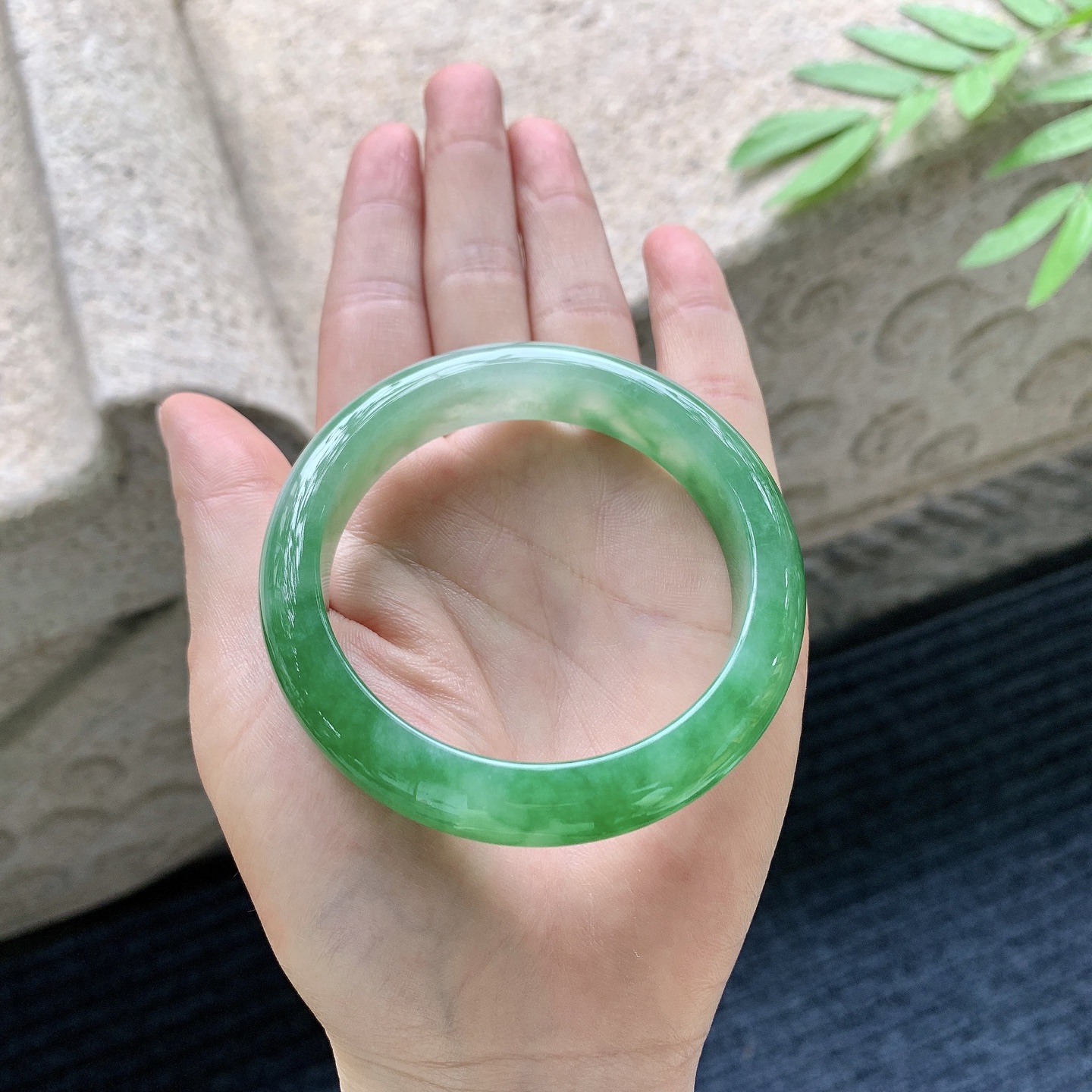 正圈53 54 圈口54.5/12.5/8.3 编码A1051016 冰糯辣绿，水润，种老，细腻，无裂