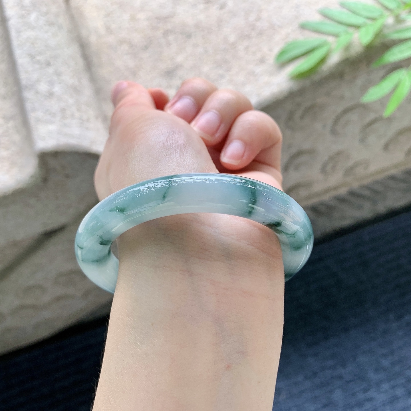 圆条53 54 圈口54.3/10.6/10.8 编码A1051019 细糯飘花，水润，种老，细腻，无裂