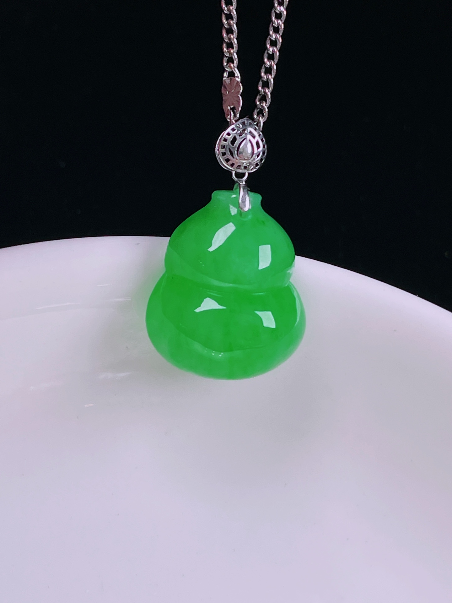 ️阳绿葫芦，老种起光，细底通透，尺寸：22。16.5/13.3/6.5mm0509