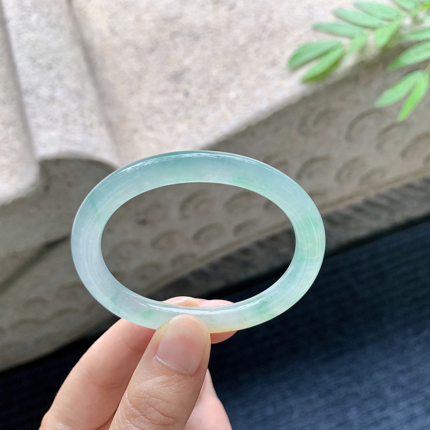 贵妃50 51 圈口51.3/40.5/7.4/7 编码MN051021 描述冰糯黄加绿，水润，种老，细腻，无裂