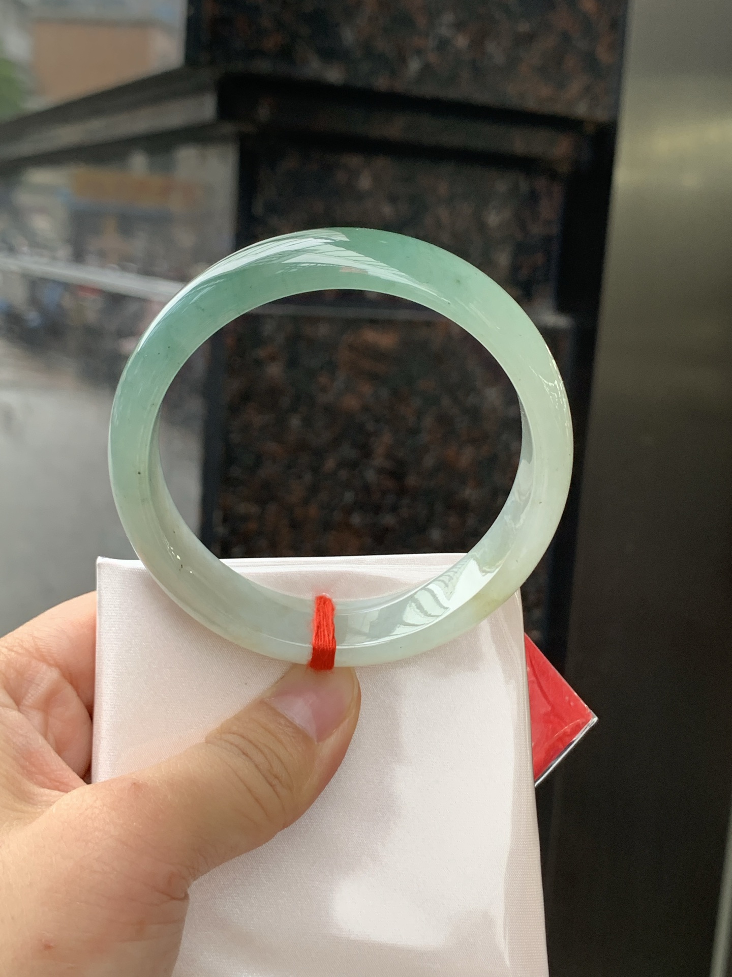 半山水宽版正圈 0509-N470-3 无裂，有矿点，底妆水润，半山半水天然意境，上手不挑皮，自带清冷感，低调不张扬，越看越有味道