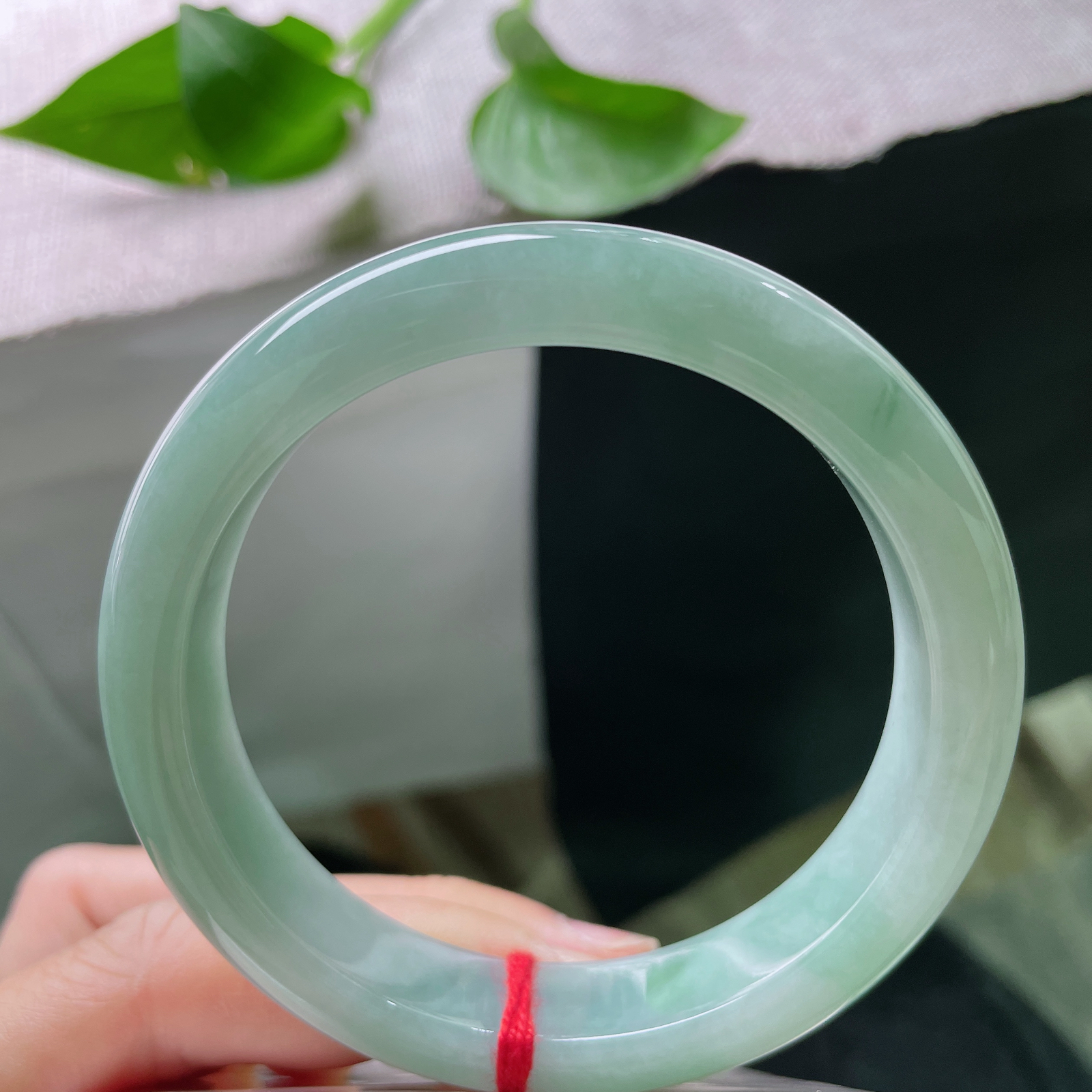 58/12.7/8.6蓝底正圈，蓝底生韵，玉质温柔，低调又显贵，越戴越有味道。细纹，ss49864a
