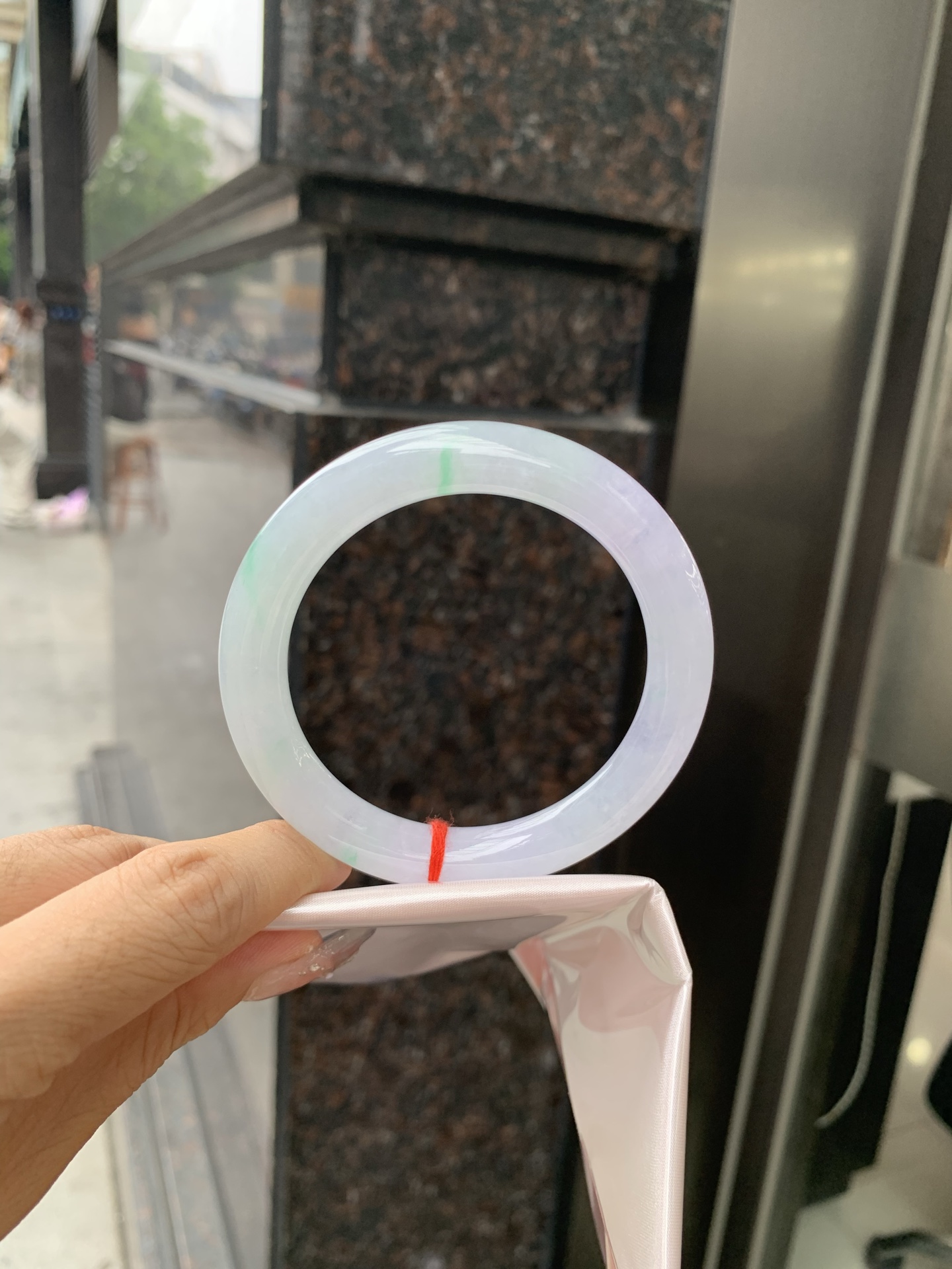 冰淡春彩圆条 0509-N648 打灯冰晶结构，细纹，底妆水润，淡淡粉底色和晴绿底搭配，如春天的繁华。在岁月的长河流转中绽放着独特的魅力，气质温婉而迷人。