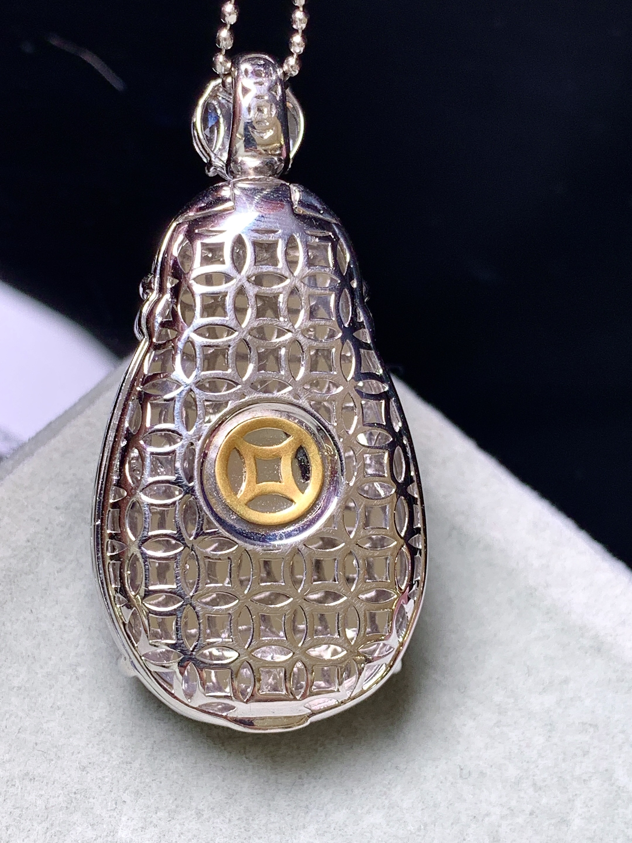 18k金钻镶嵌冰种财神爷吊坠 玉质细腻 色泽艳丽清新 水润亮眼 整体尺寸40*19.8*10 g2