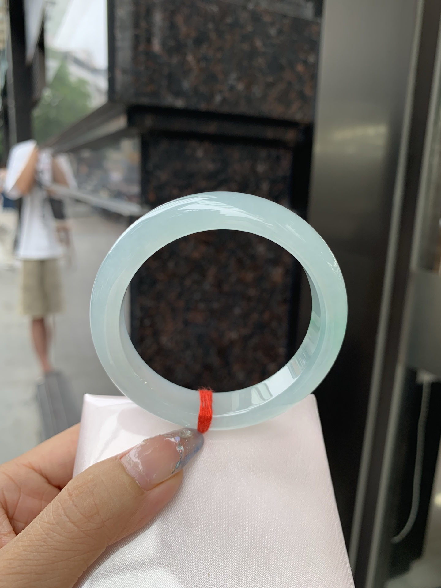 底妆冰润清透，飘你一抹金丝绿花，鲜艳得像新冒头的嫩芽，灵动清新，即柔和又充满生机。